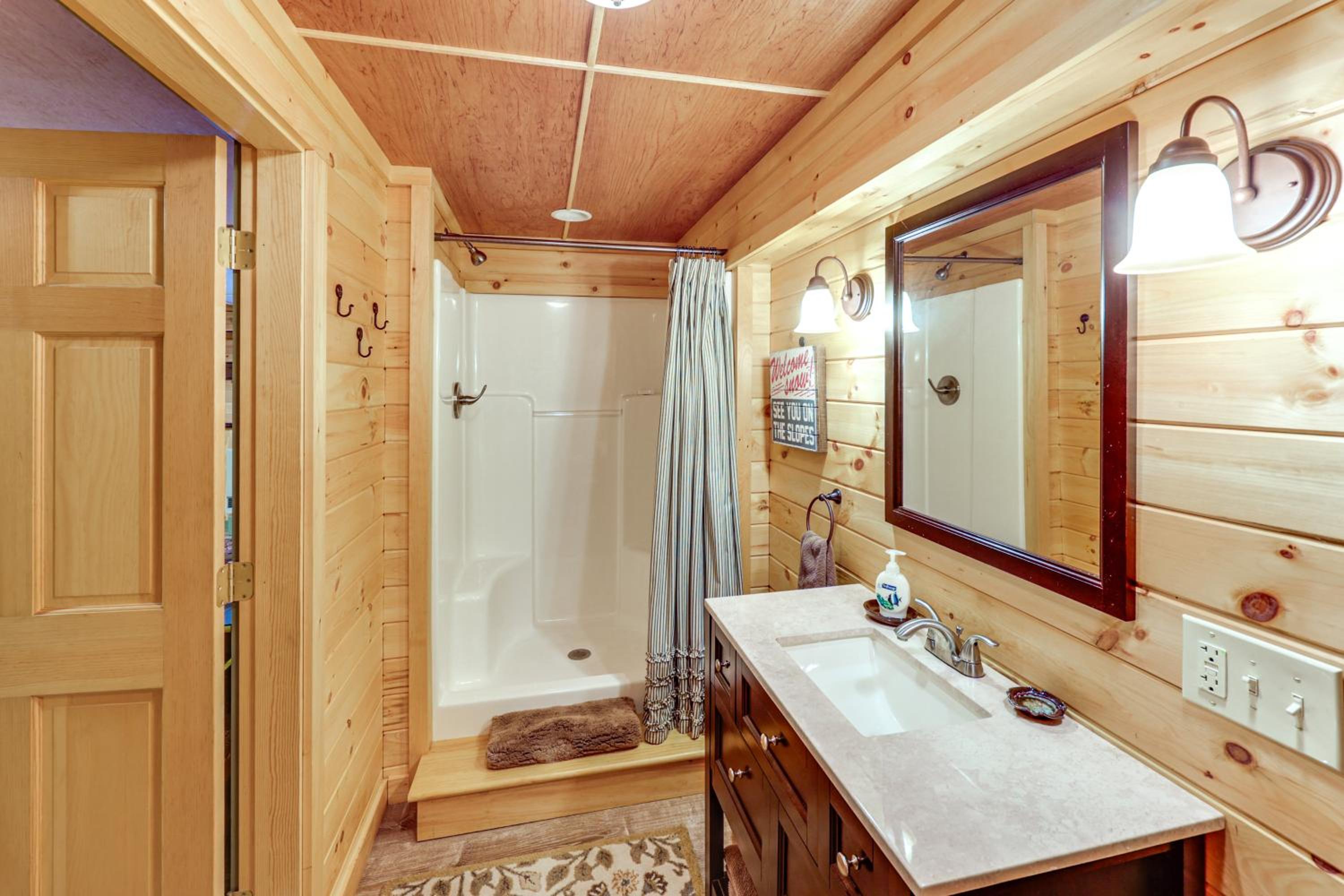 Game Room, Deck! Cozy Ski Cabin Near Sugarloaf
