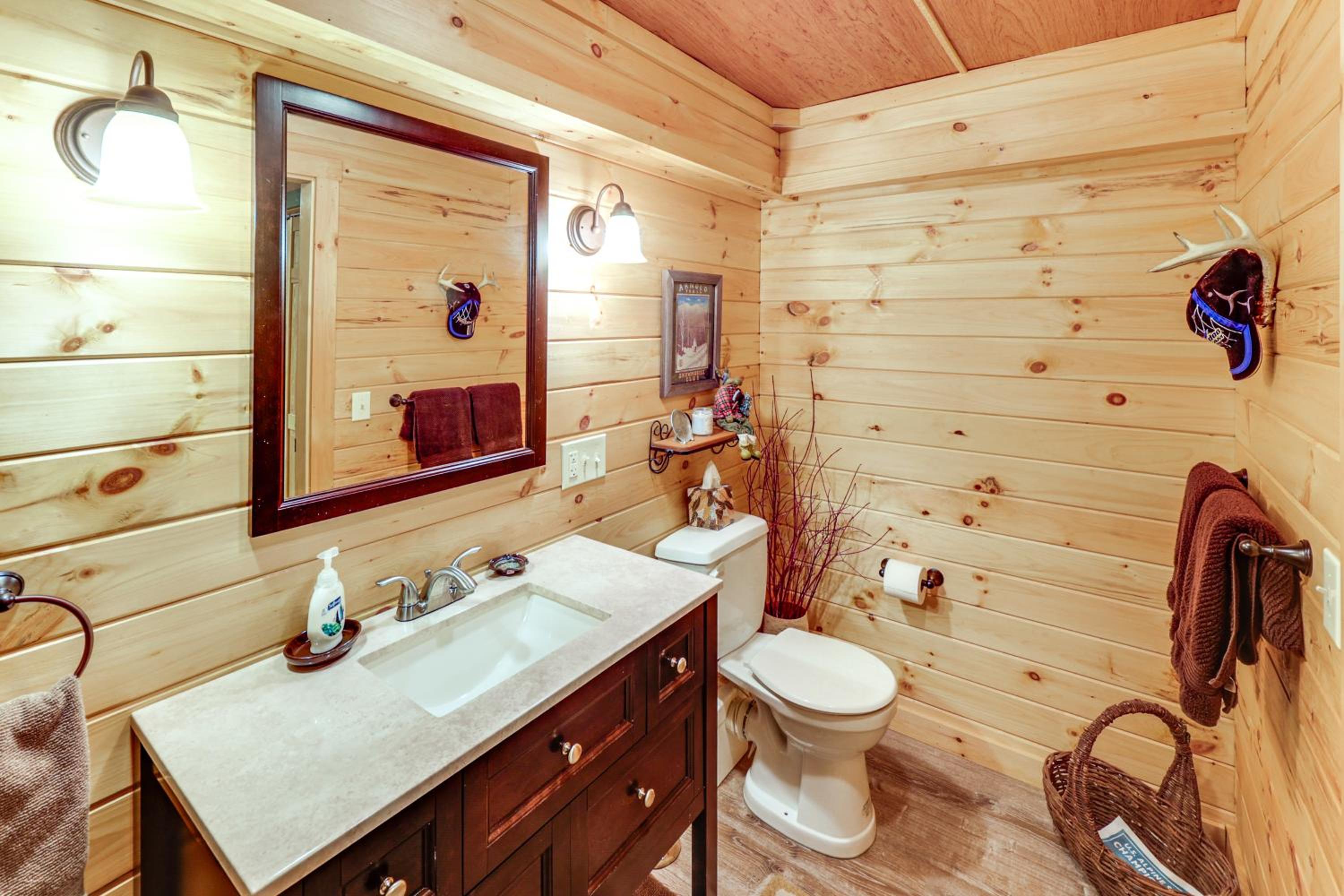 Game Room, Deck! Cozy Ski Cabin Near Sugarloaf