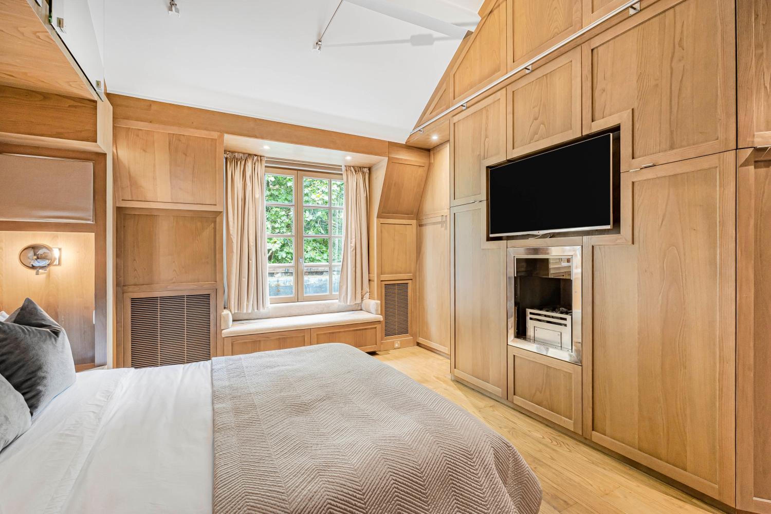 Mayfair Home Central AC Huge Terrace