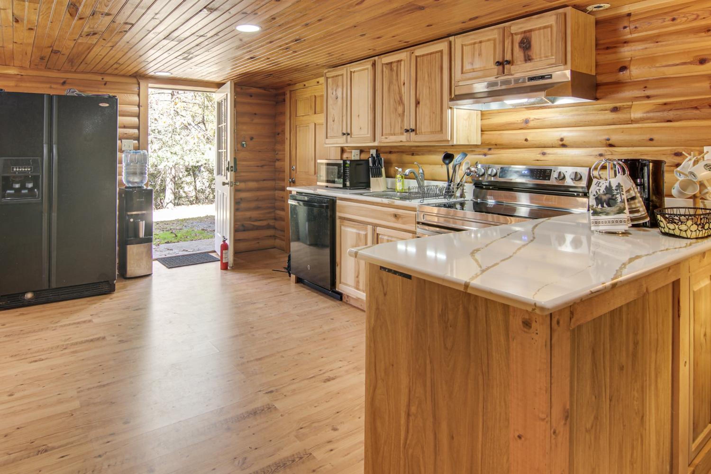 Hike, Golf and Explore Pet-Friendly Apt in Etowah