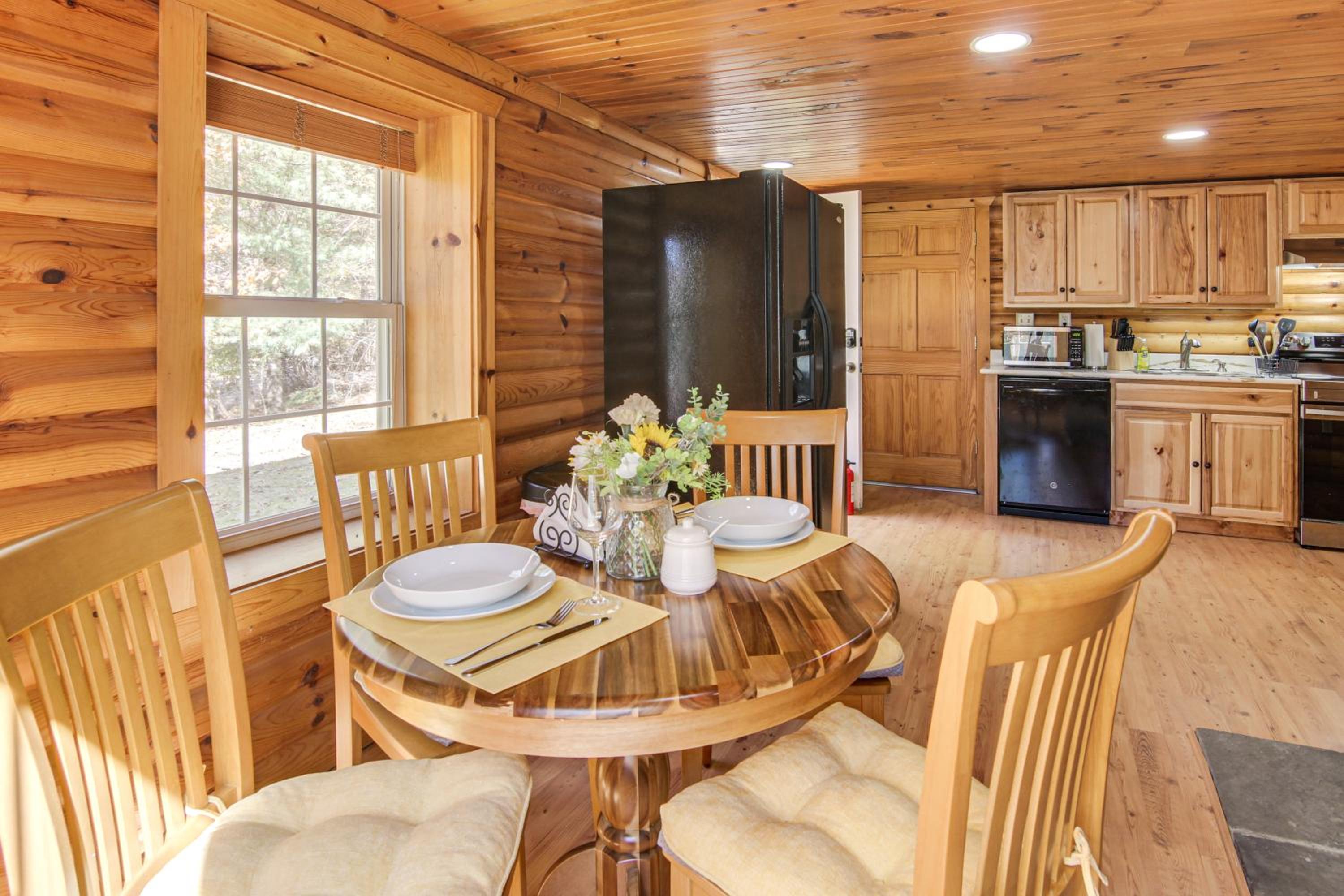 Hike, Golf and Explore Pet-Friendly Apt in Etowah