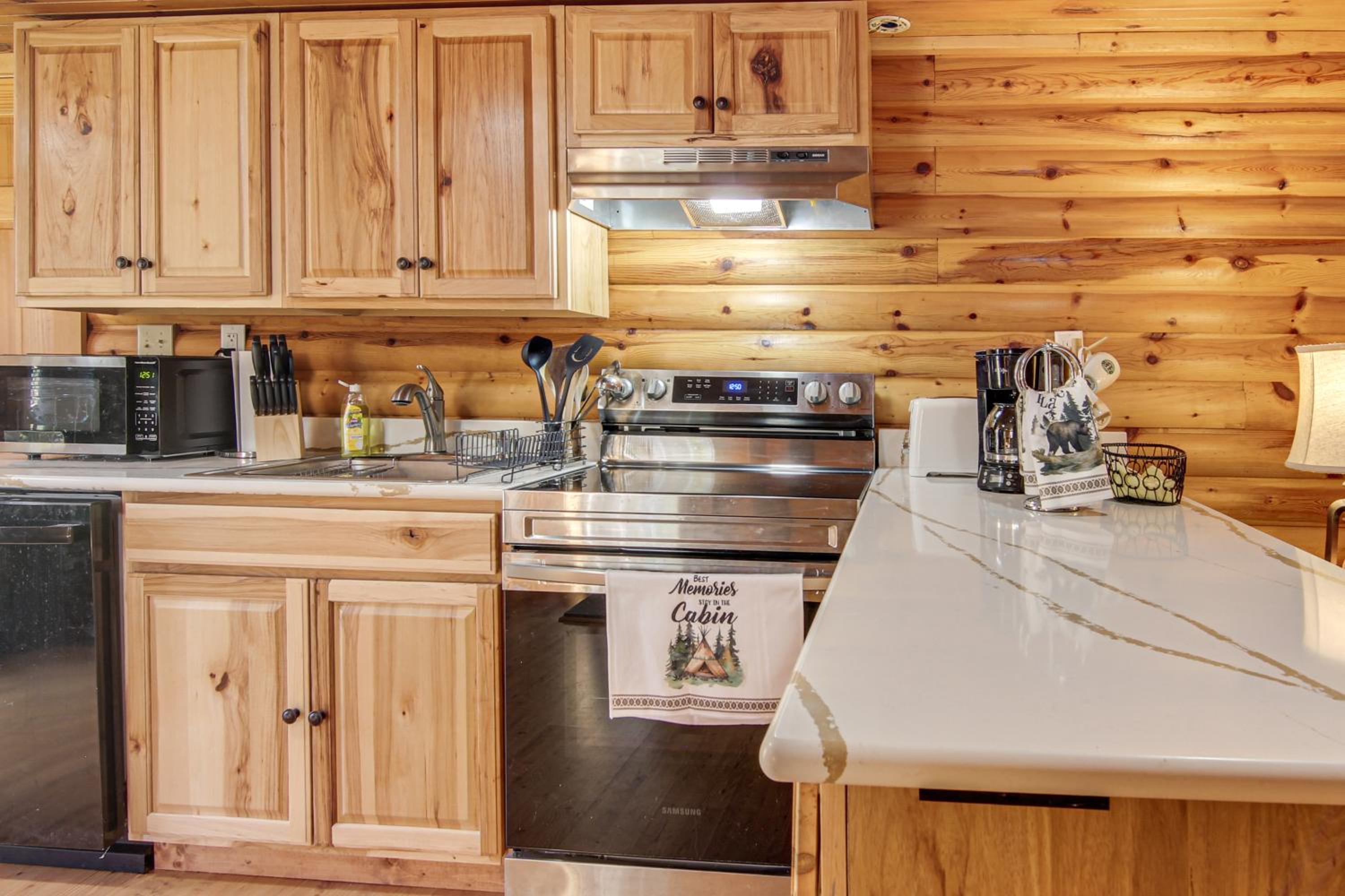 Hike, Golf and Explore Pet-Friendly Apt in Etowah