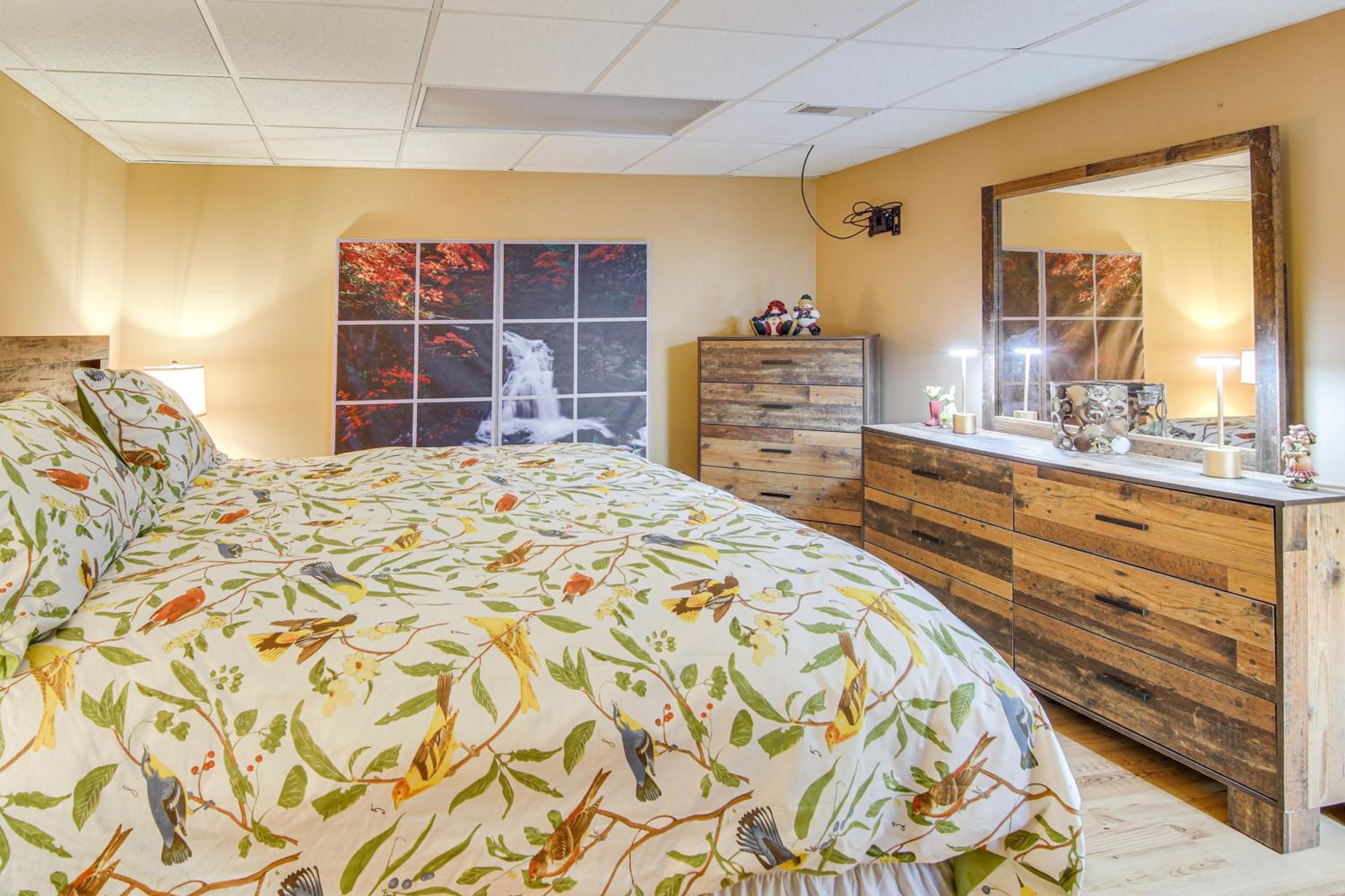 Hike, Golf and Explore Pet-Friendly Apt in Etowah