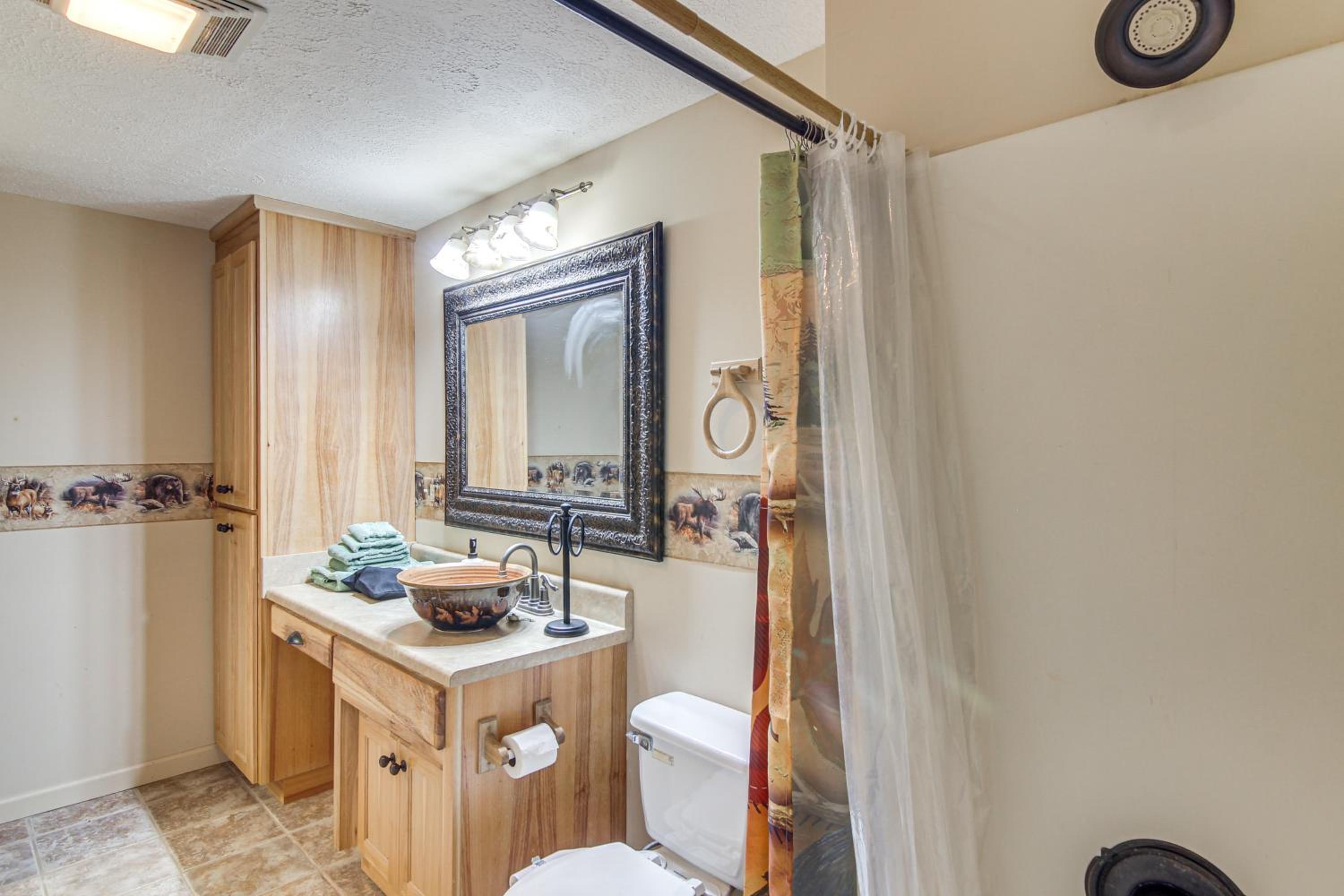 Hike, Golf and Explore Pet-Friendly Apt in Etowah