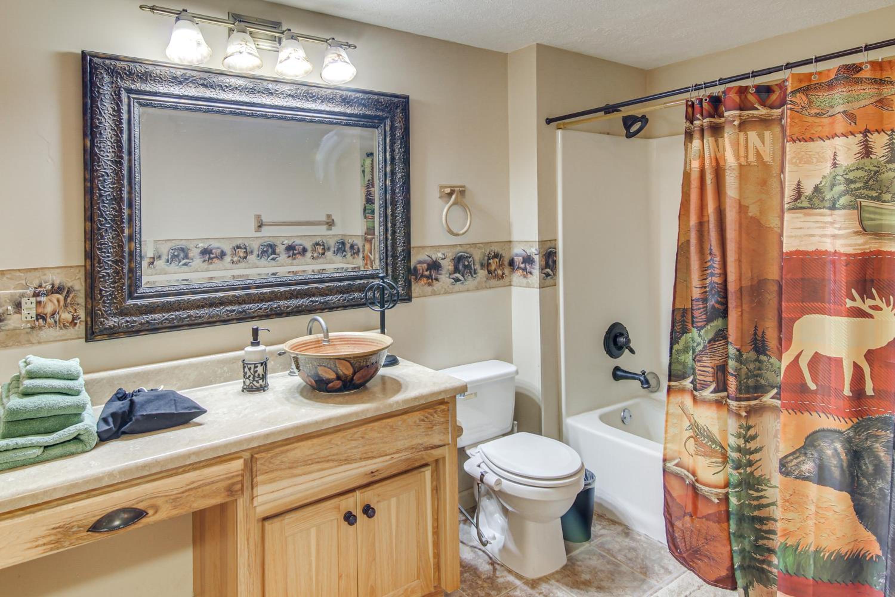 Hike, Golf and Explore Pet-Friendly Apt in Etowah