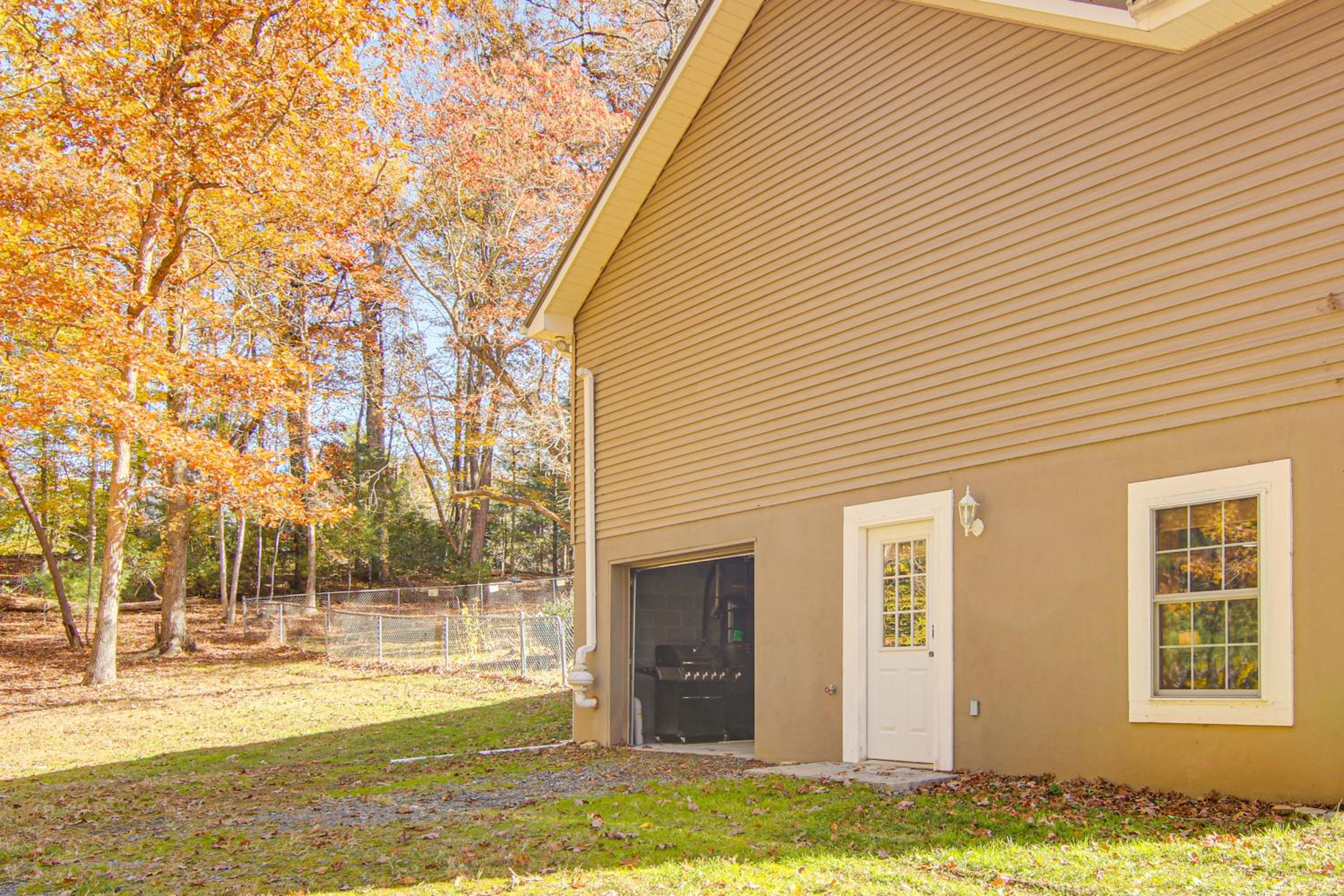 Hike, Golf and Explore Pet-Friendly Apt in Etowah