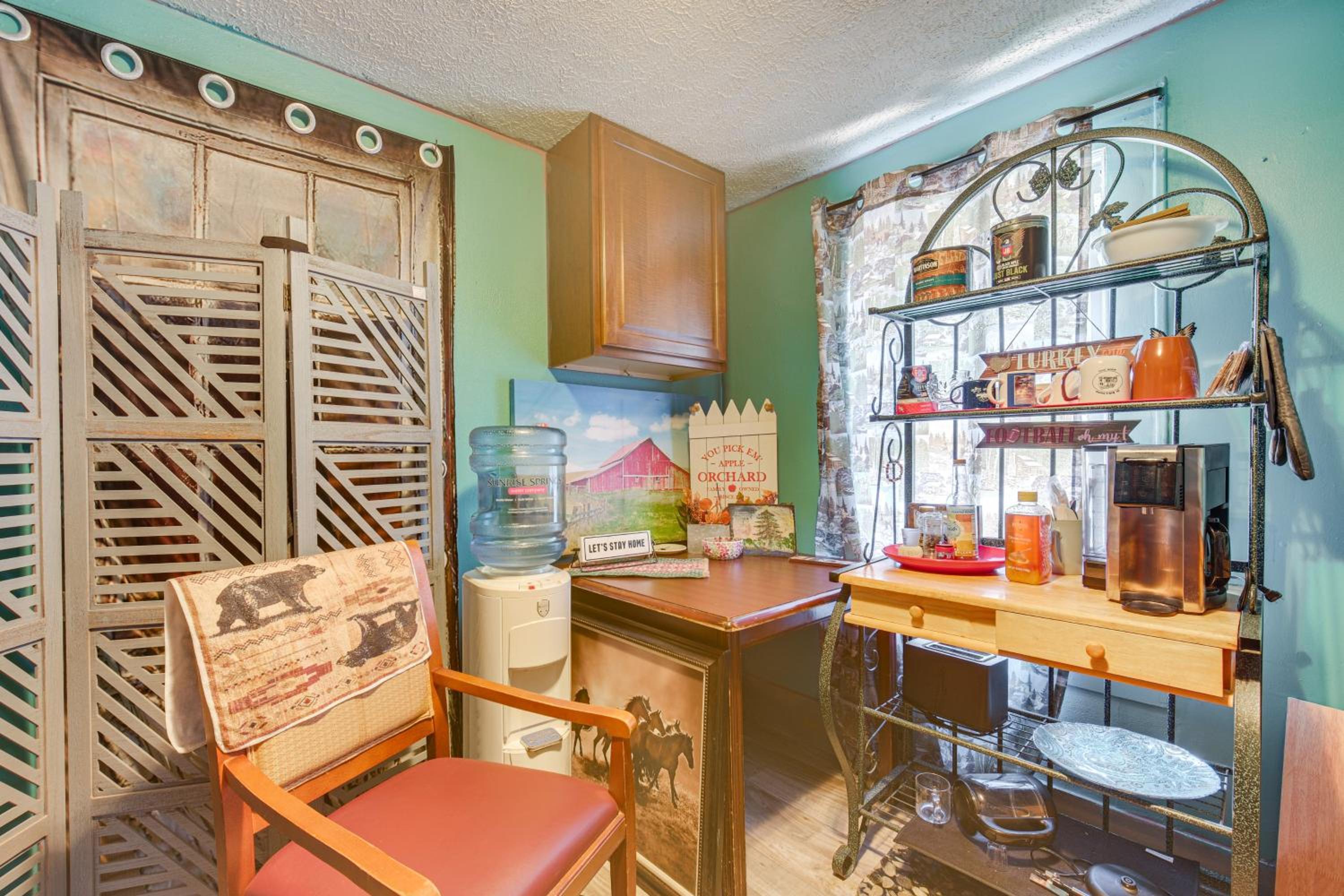 7 Mi to Cuyahoga Valley NP Walkable Apt!