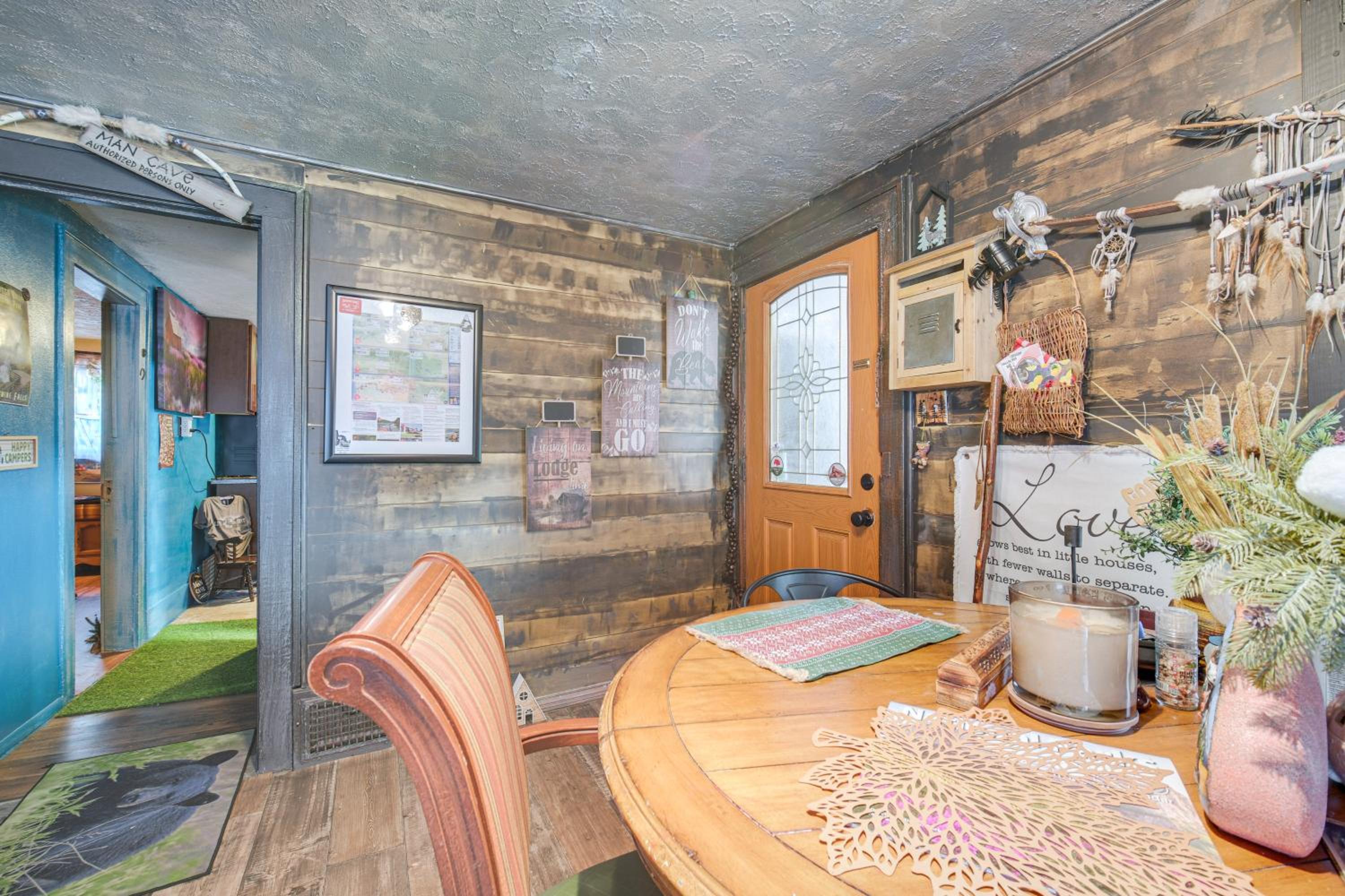 7 Mi to Cuyahoga Valley NP Walkable Apt!