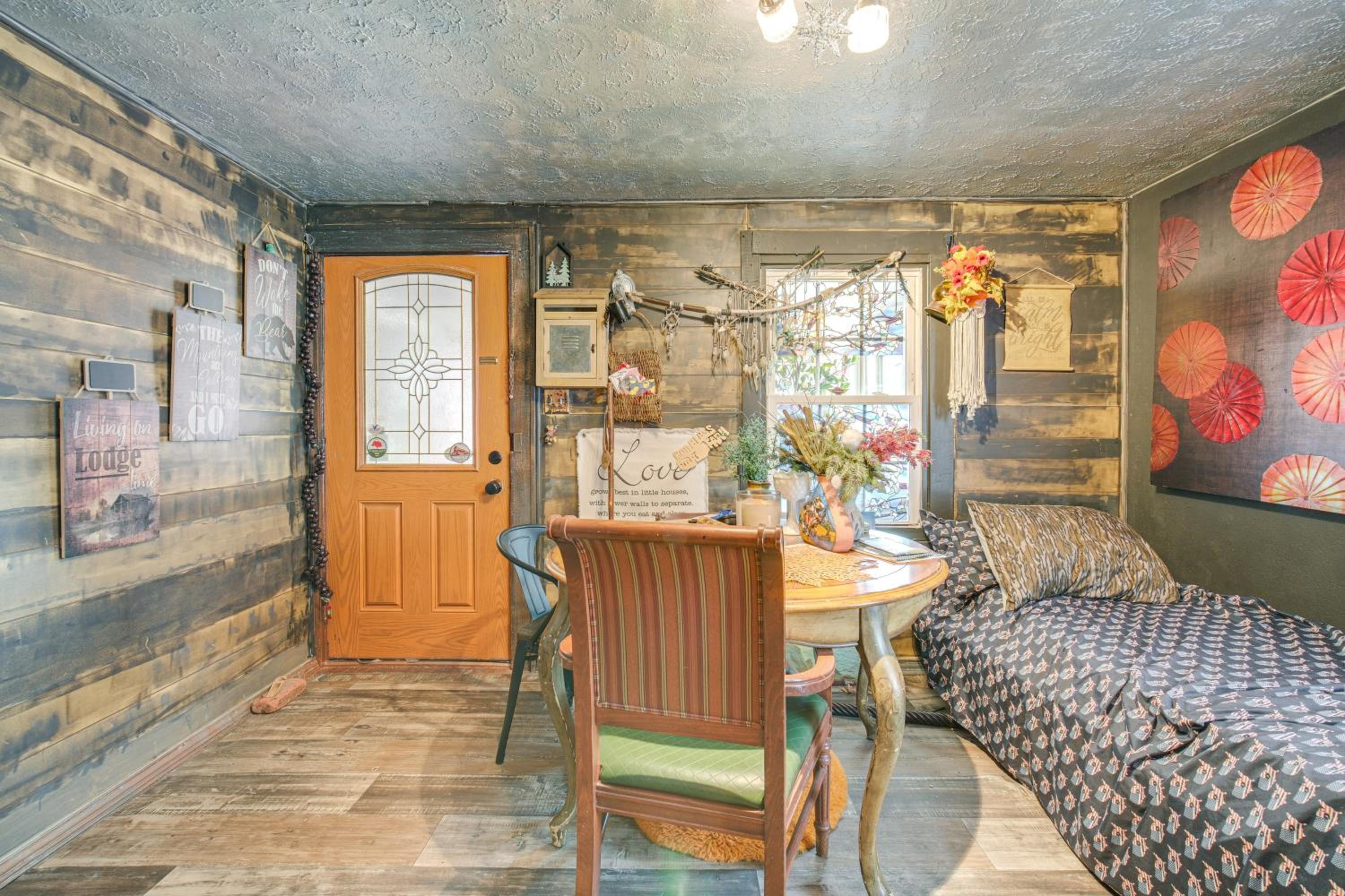 7 Mi to Cuyahoga Valley NP Walkable Apt!