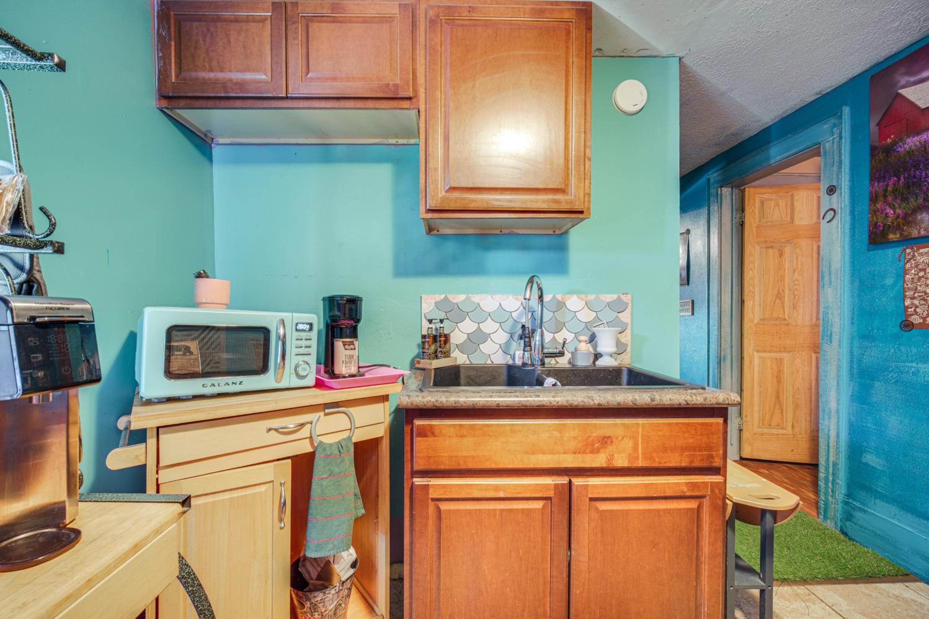 7 Mi to Cuyahoga Valley NP Walkable Apt!