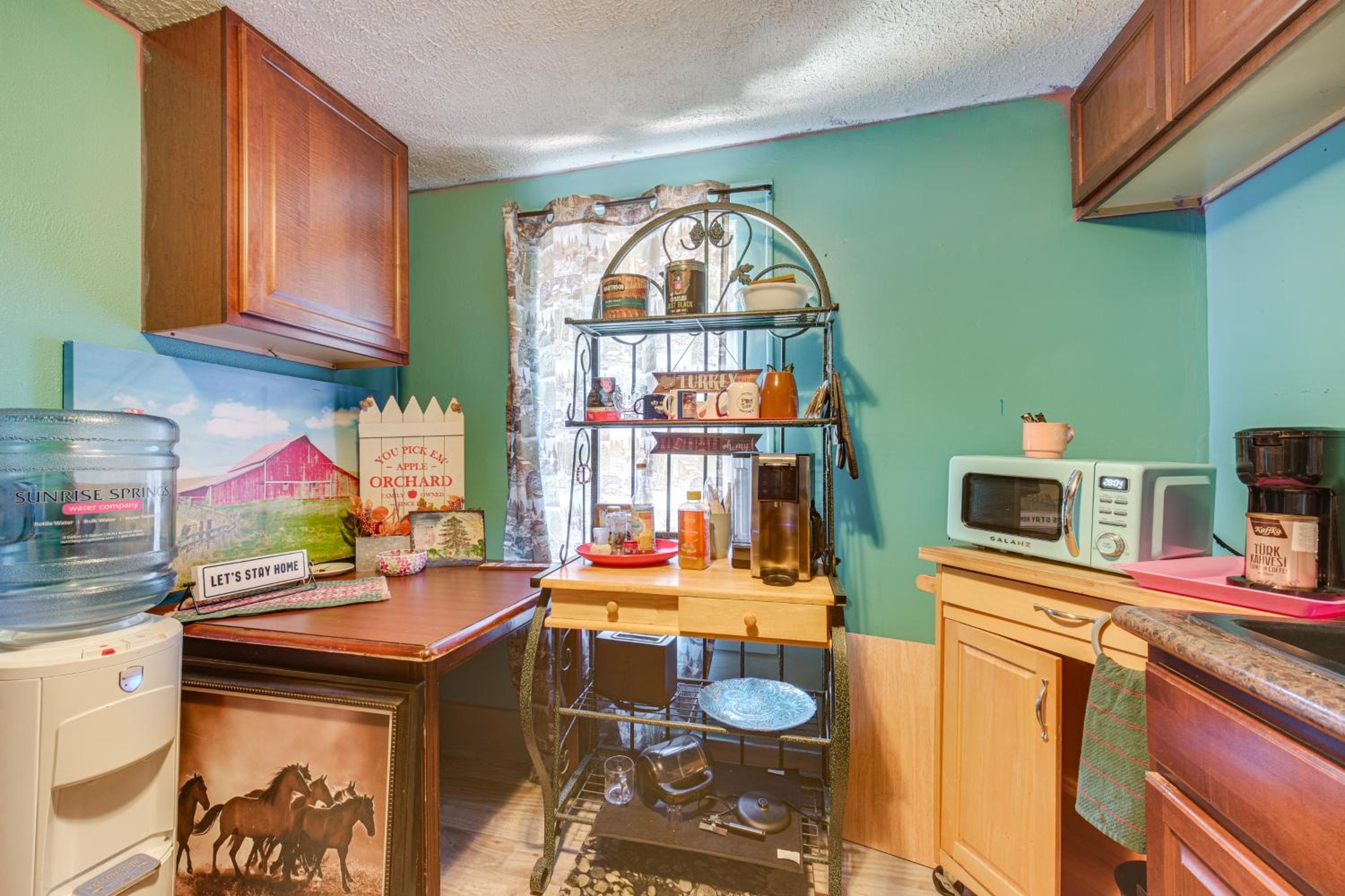 7 Mi to Cuyahoga Valley NP Walkable Apt!