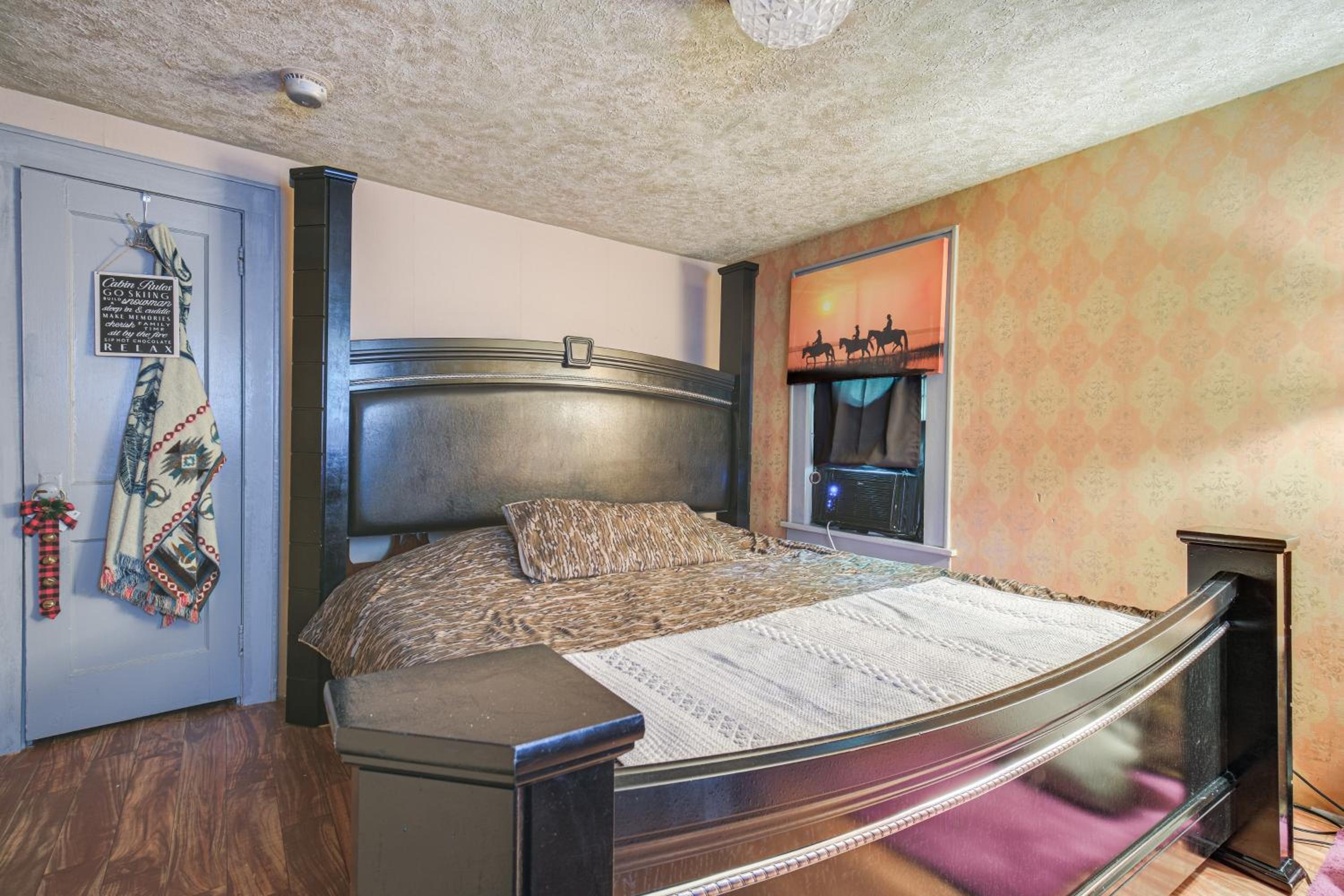7 Mi to Cuyahoga Valley NP Walkable Apt!