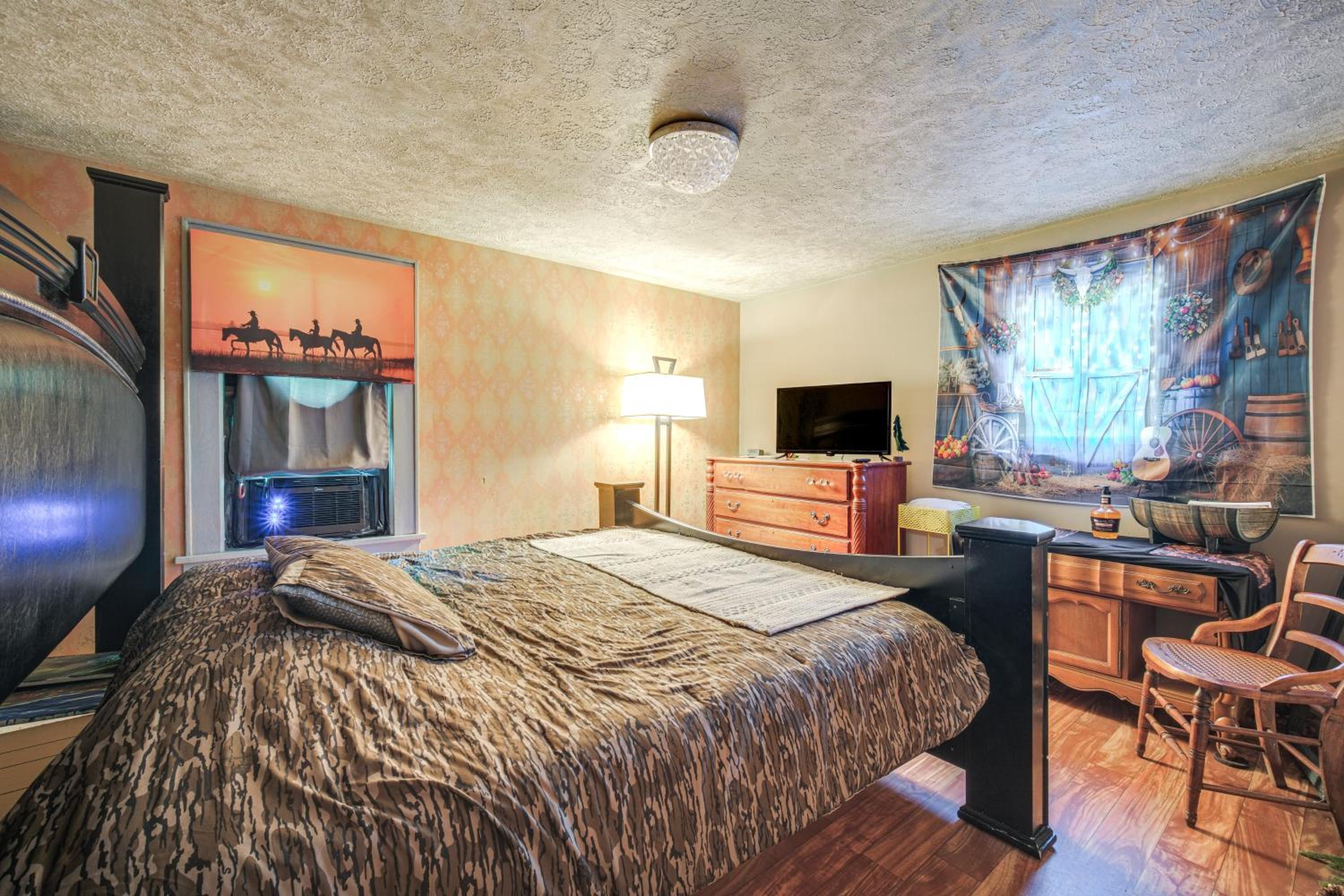 7 Mi to Cuyahoga Valley NP Walkable Apt!