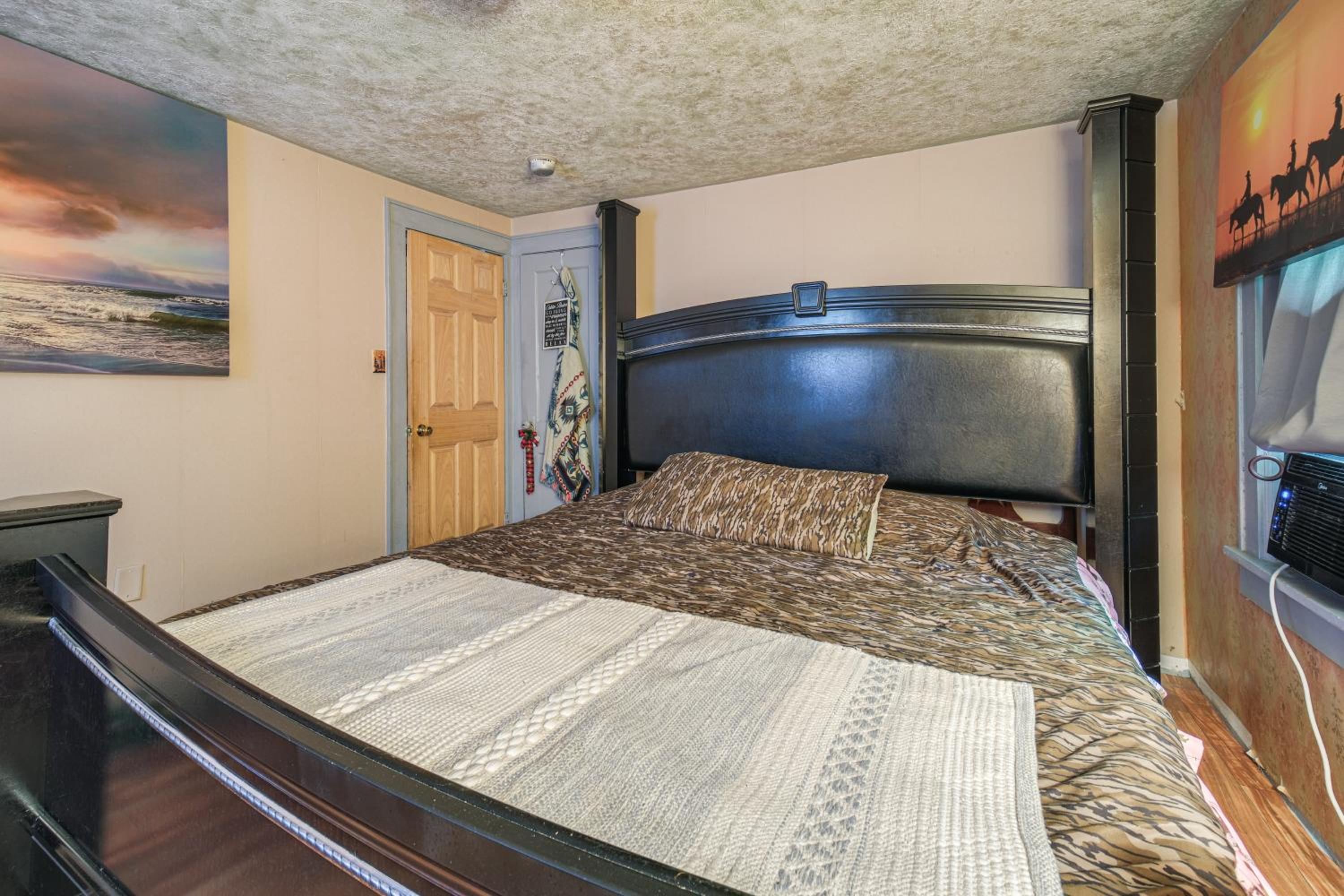 7 Mi to Cuyahoga Valley NP Walkable Apt!