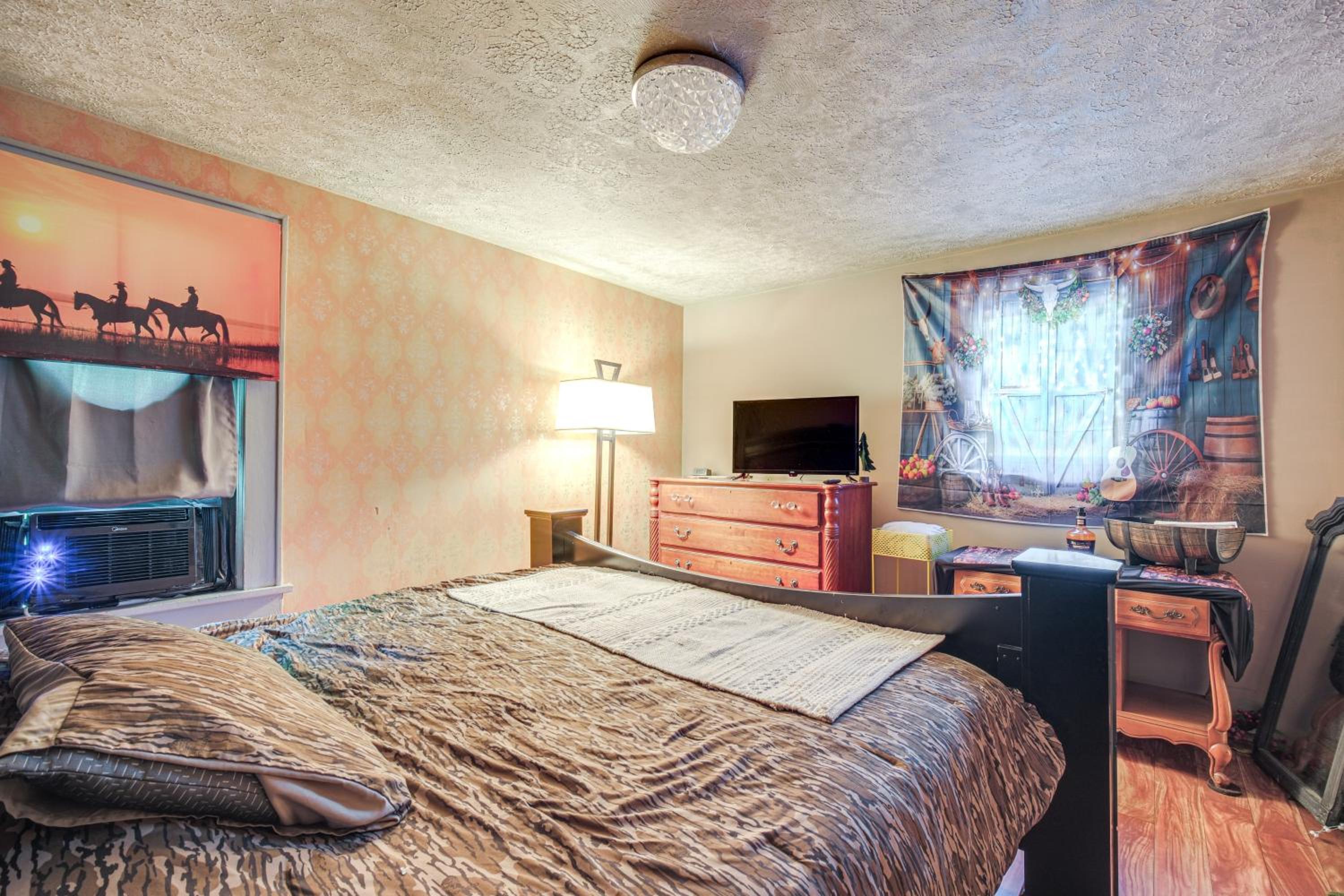 7 Mi to Cuyahoga Valley NP Walkable Apt!