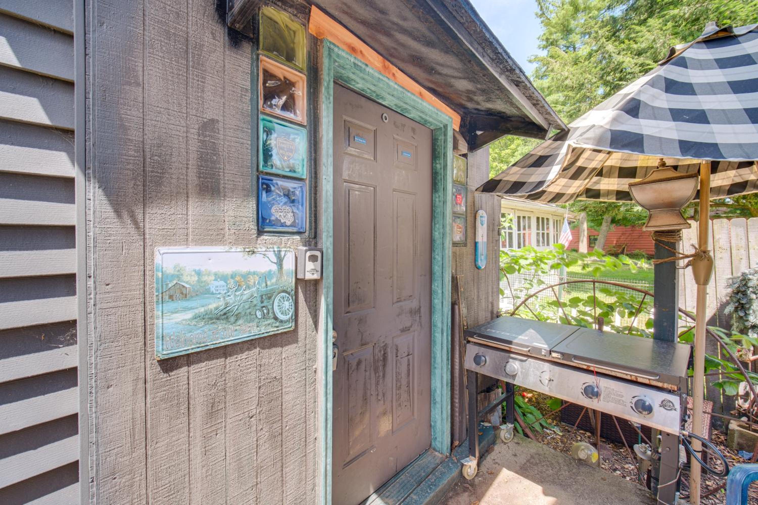 7 Mi to Cuyahoga Valley NP Walkable Apt!
