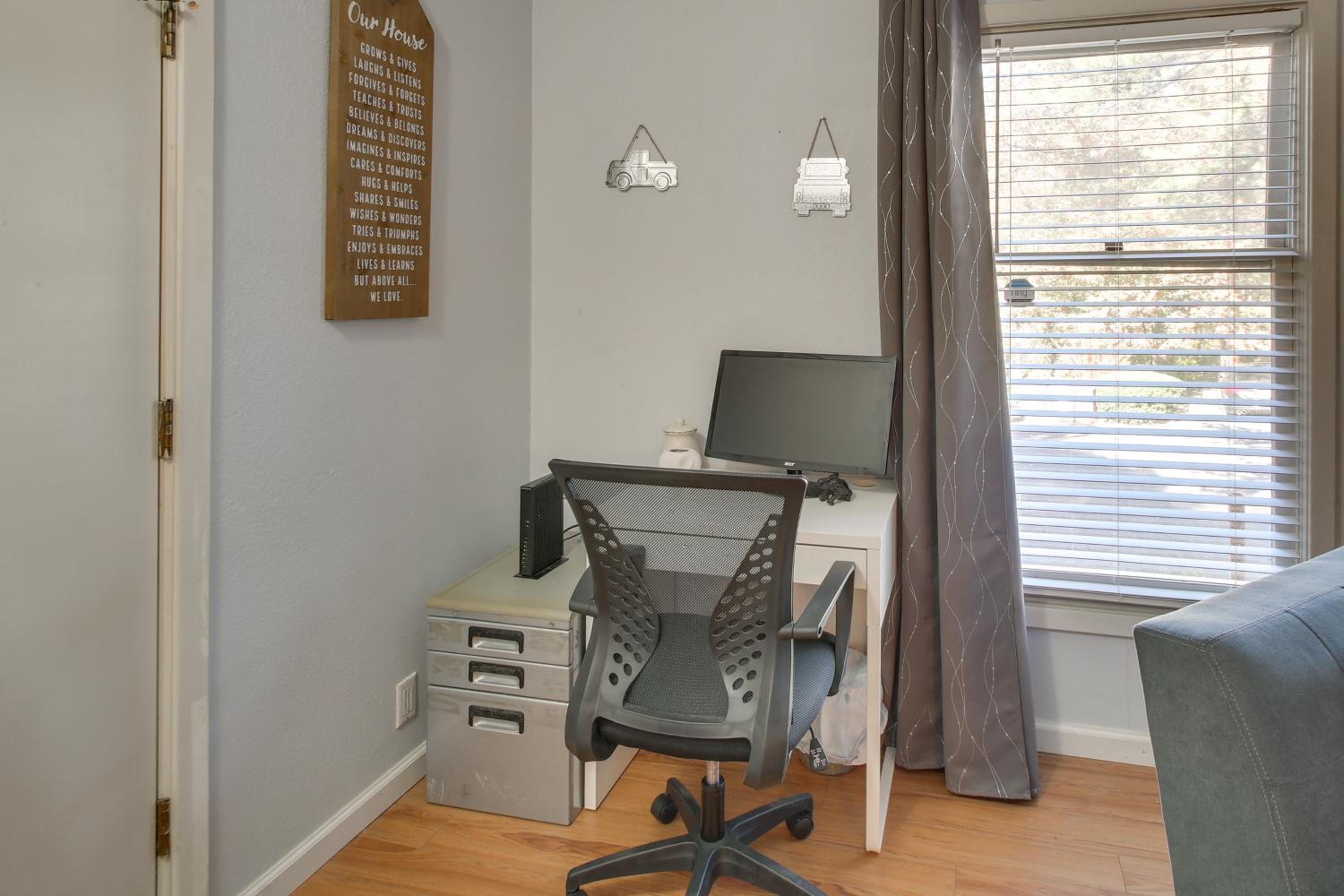 Dog Friendly! Hot Springs Condo with Private Balcony