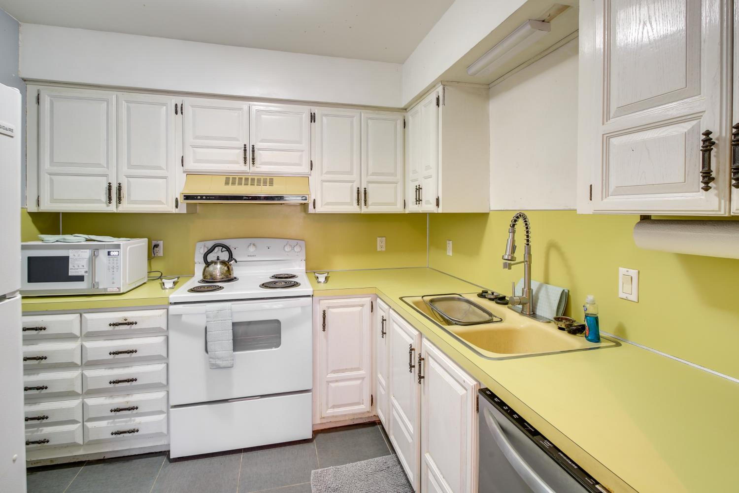 Dog Friendly! Hot Springs Condo with Private Balcony