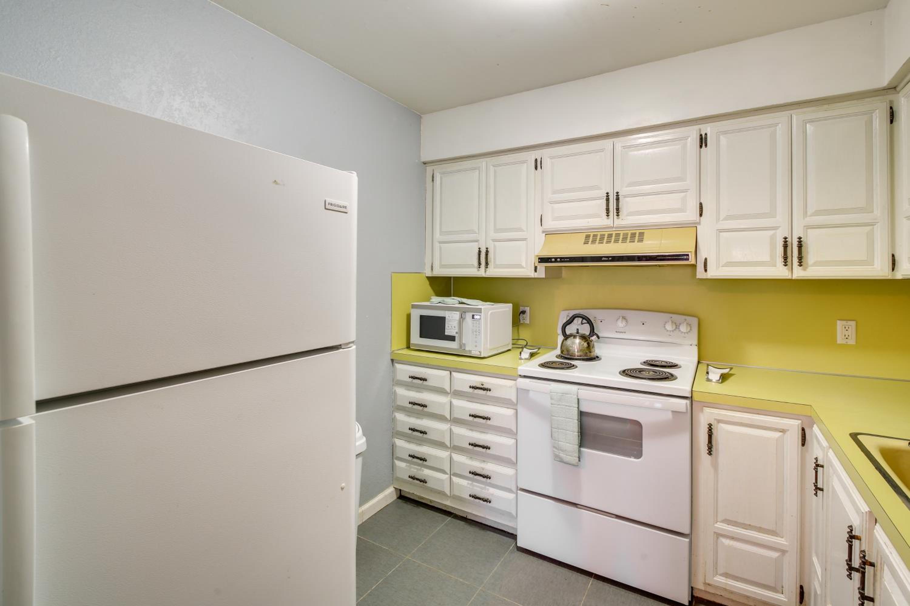 Dog Friendly! Hot Springs Condo with Private Balcony