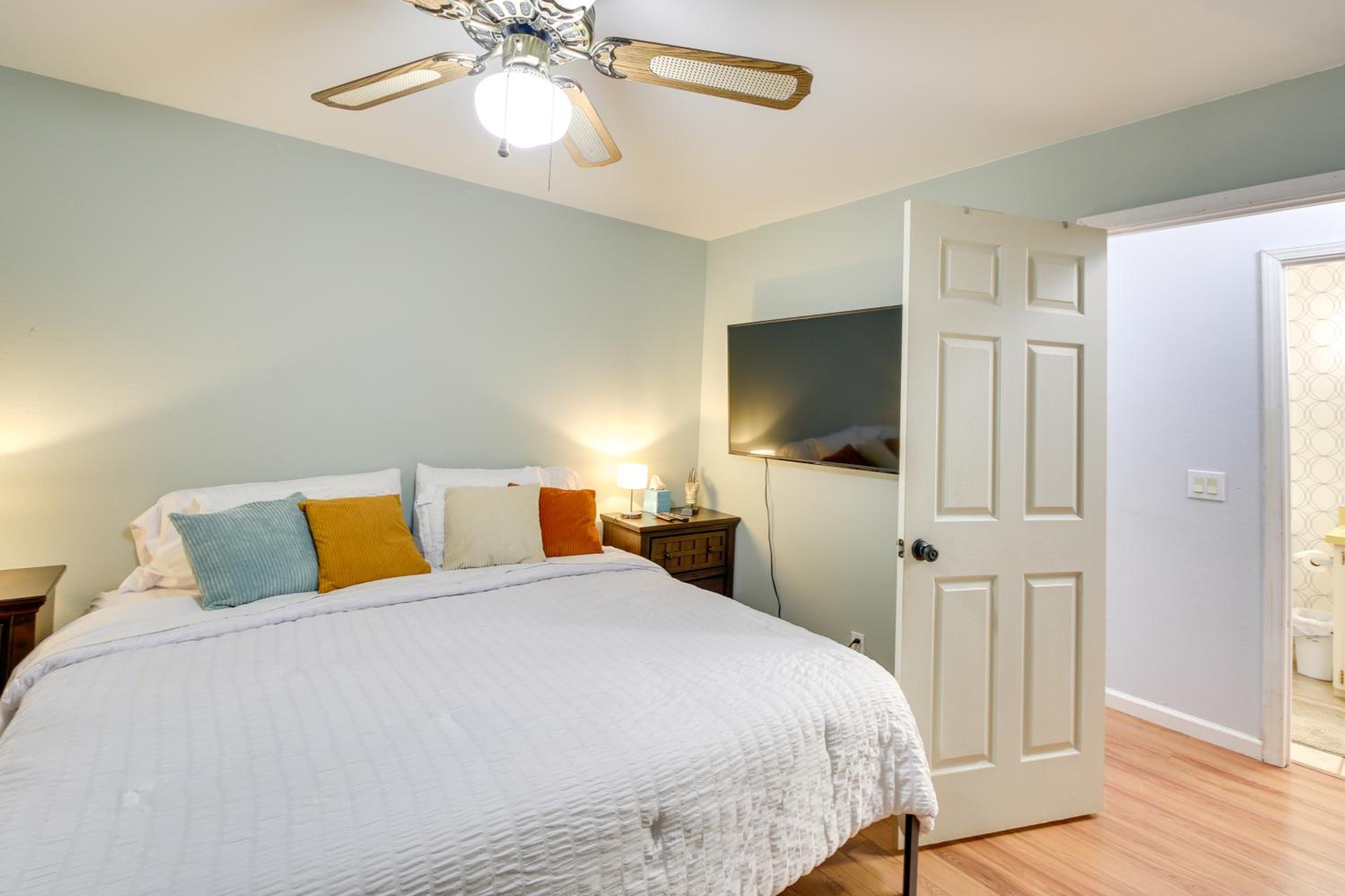 Dog Friendly! Hot Springs Condo with Private Balcony