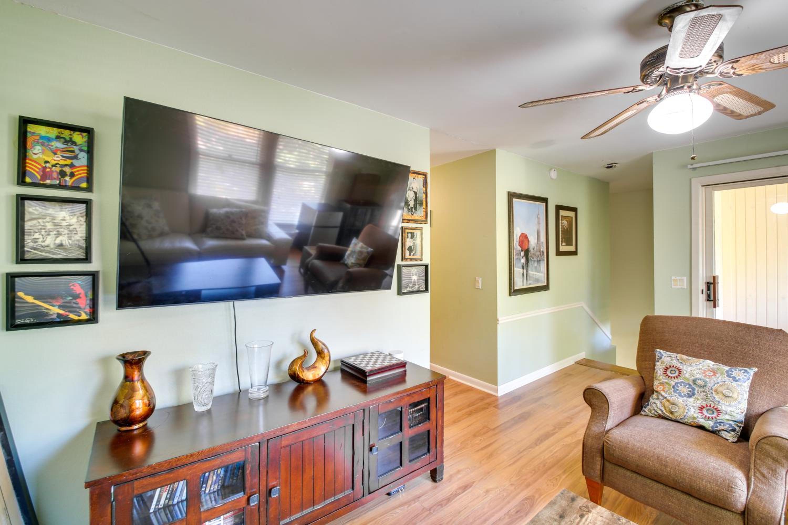 Dog Friendly! Hot Springs Condo with Private Balcony
