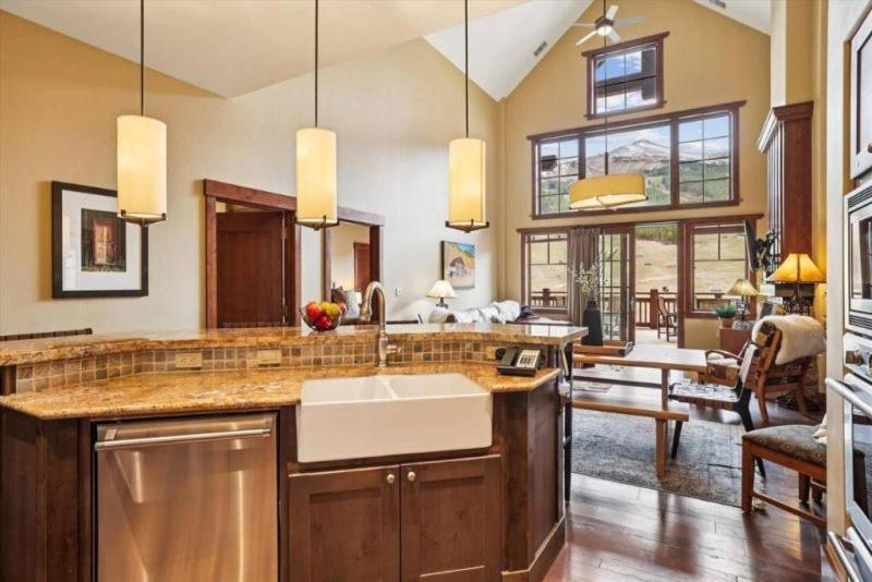 Luxury 4 Bedroom One Ski Hill Place Condo - Ski-In, Ski-Out