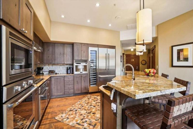 Luxury 4 Bedroom One Ski Hill Place Condo - Ski-In, Ski-Out
