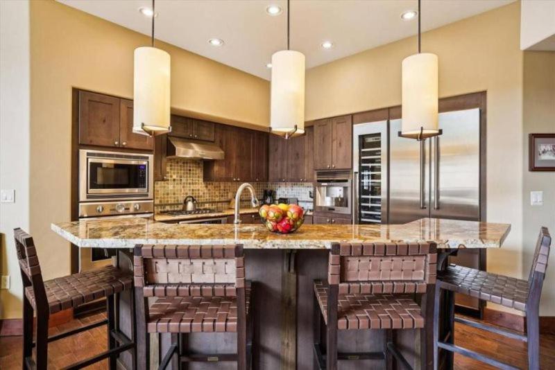 Luxury 4 Bedroom One Ski Hill Place Condo - Ski-In, Ski-Out