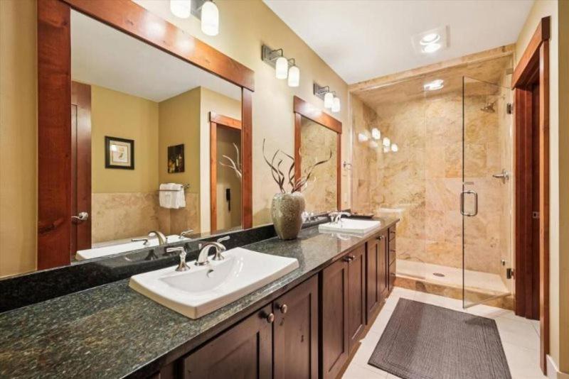 Luxury 4 Bedroom One Ski Hill Place Condo - Ski-In, Ski-Out