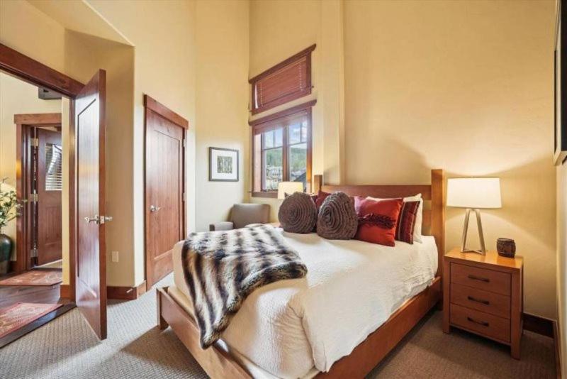 Luxury 4 Bedroom One Ski Hill Place Condo - Ski-In, Ski-Out