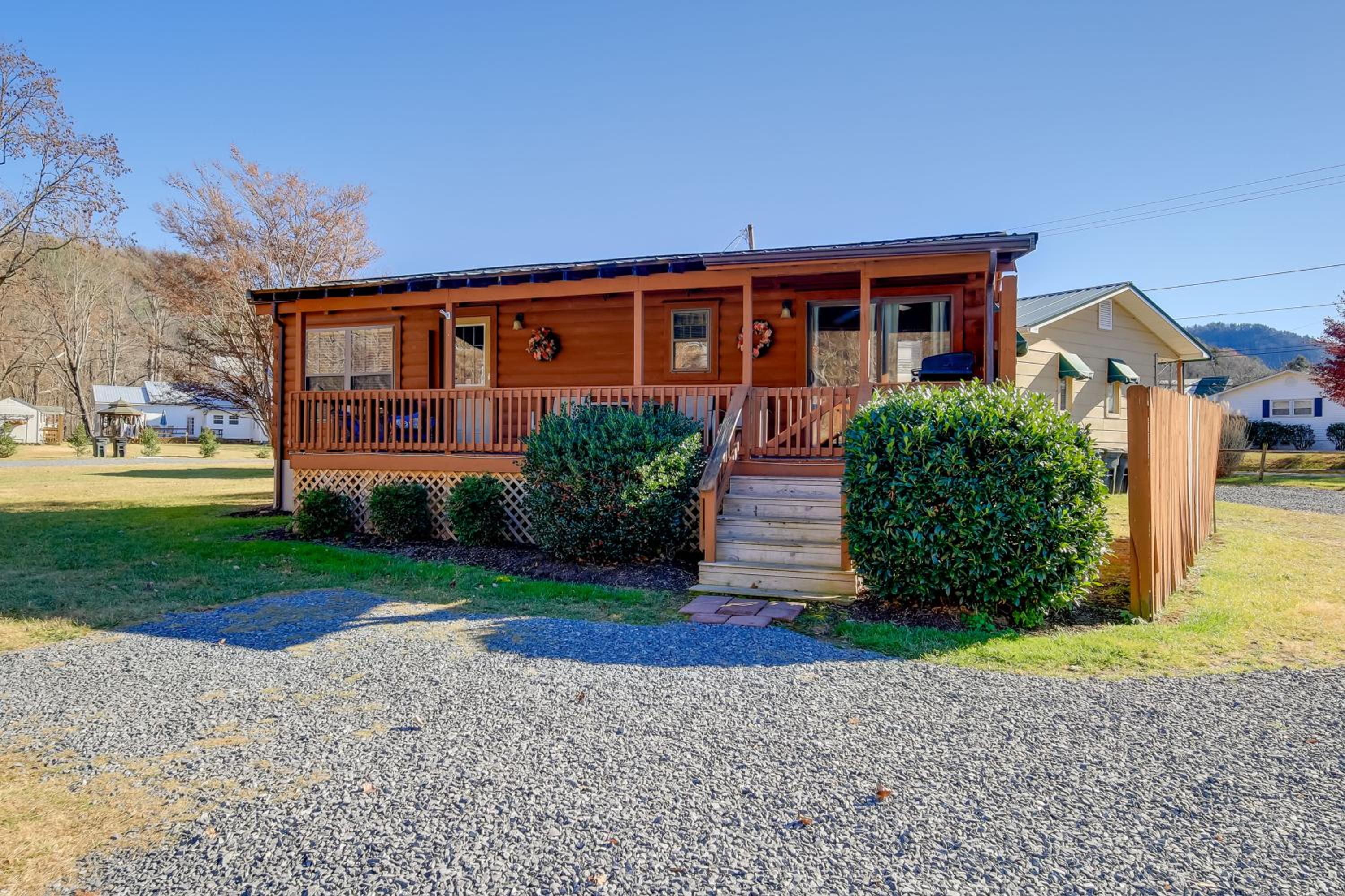 Pet-Friendly Damascus Cabin with Deck and Mtn Views!