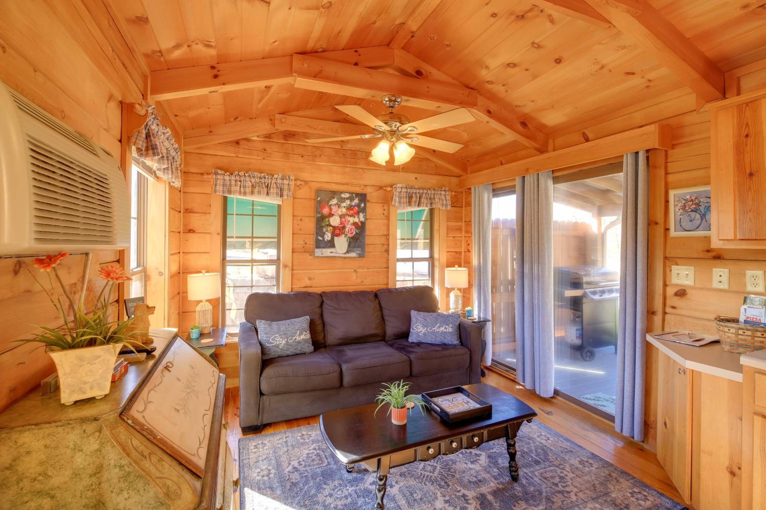 Pet-Friendly Damascus Cabin with Deck and Mtn Views!