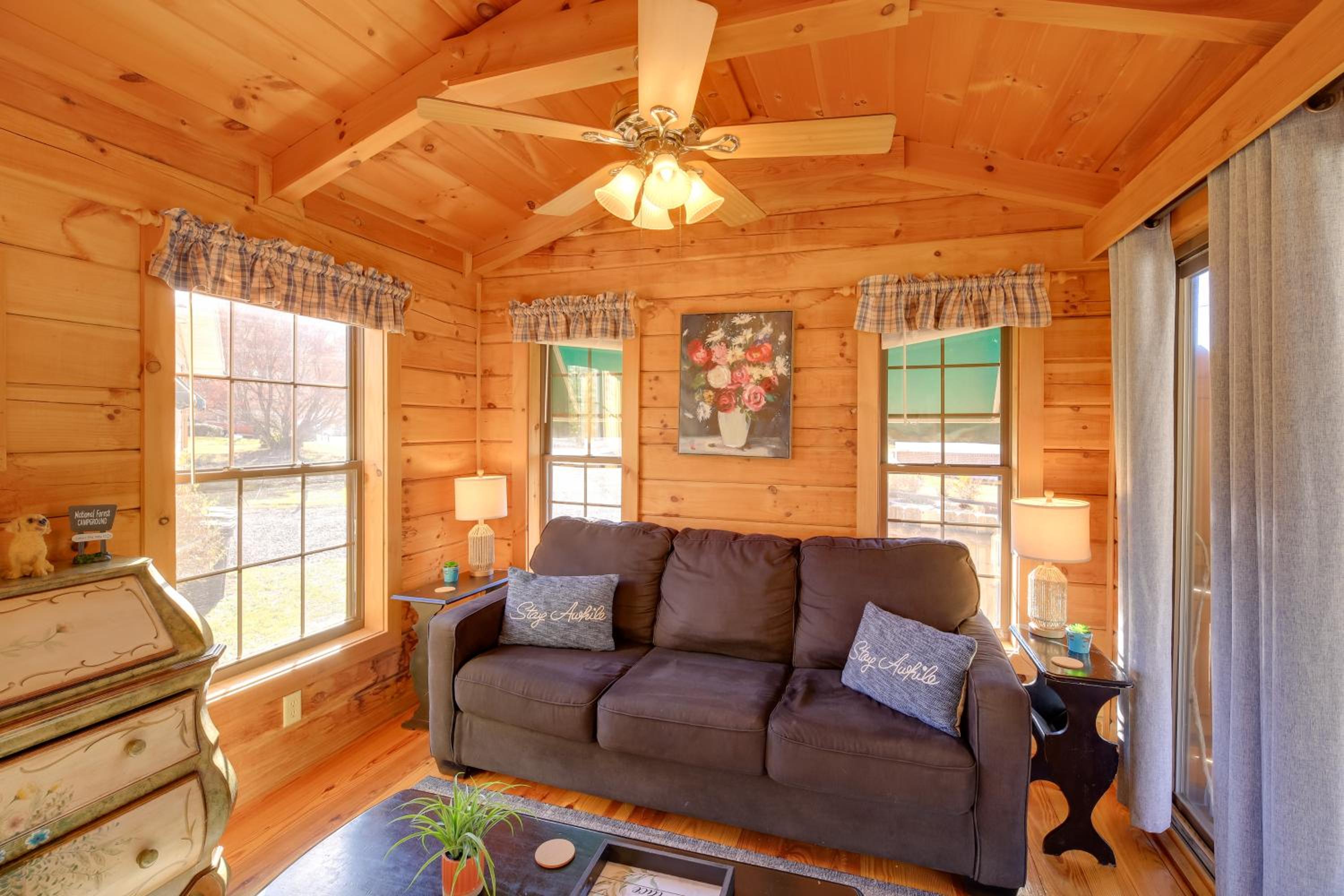Pet-Friendly Damascus Cabin with Deck and Mtn Views!
