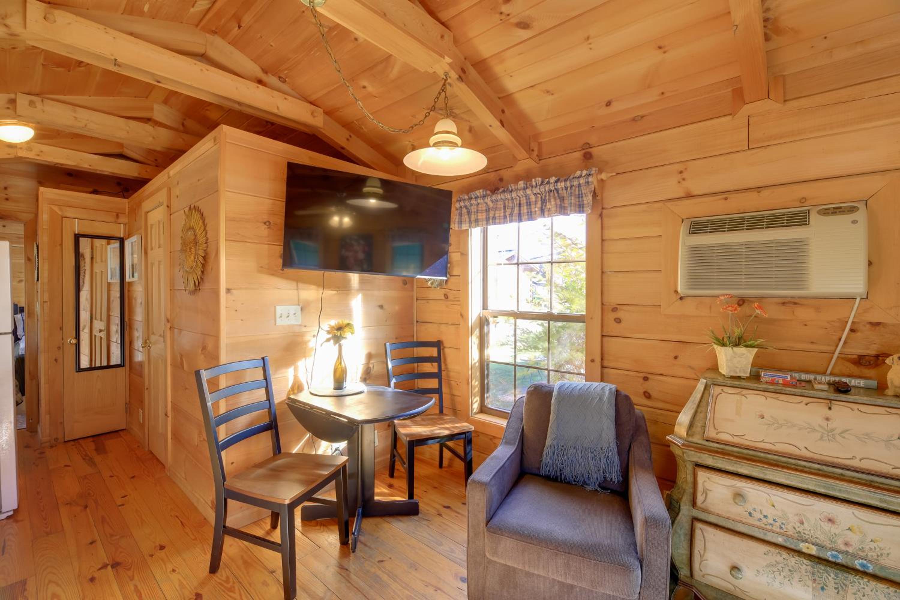 Pet-Friendly Damascus Cabin with Deck and Mtn Views!