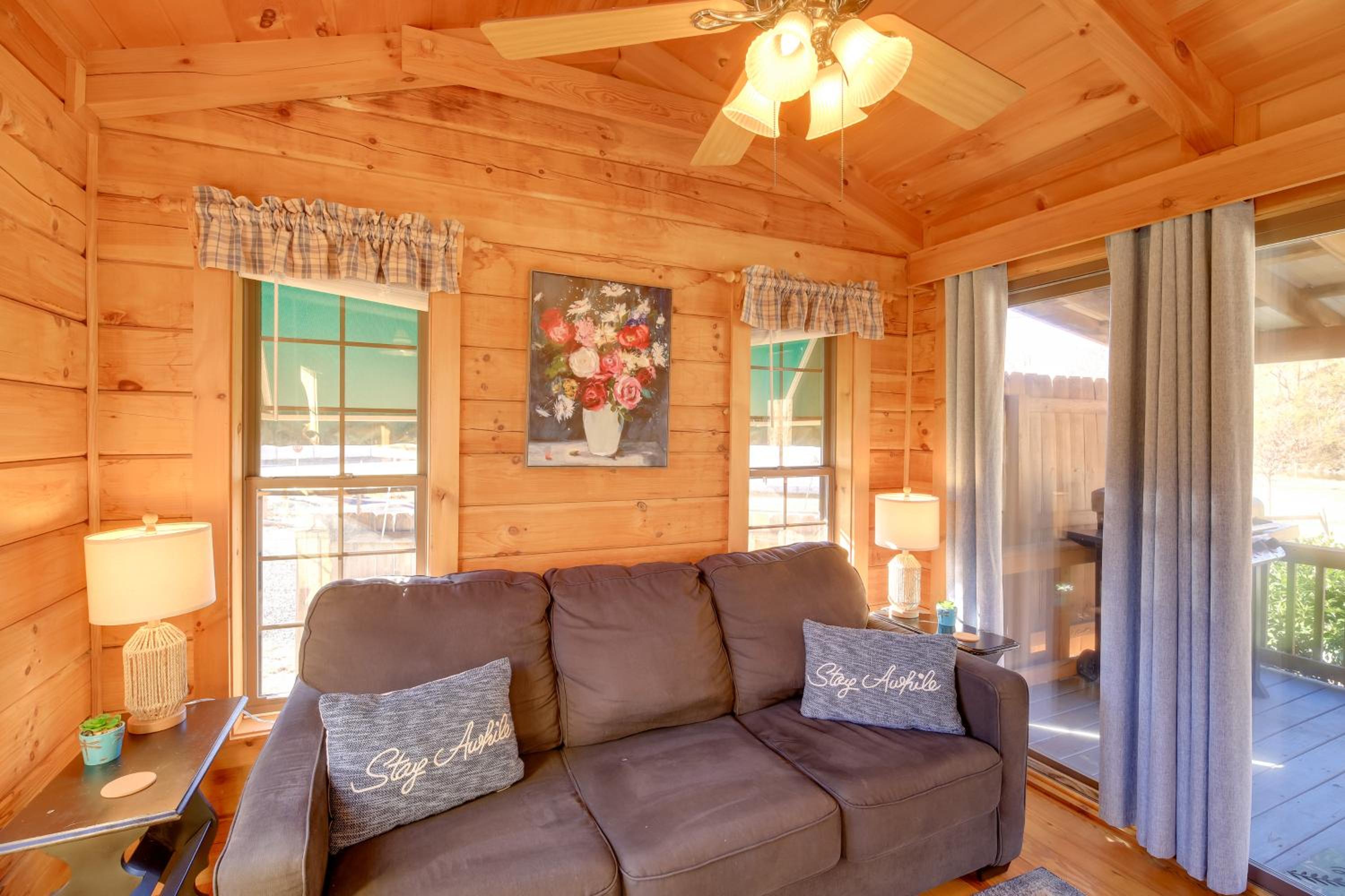 Pet-Friendly Damascus Cabin with Deck and Mtn Views!