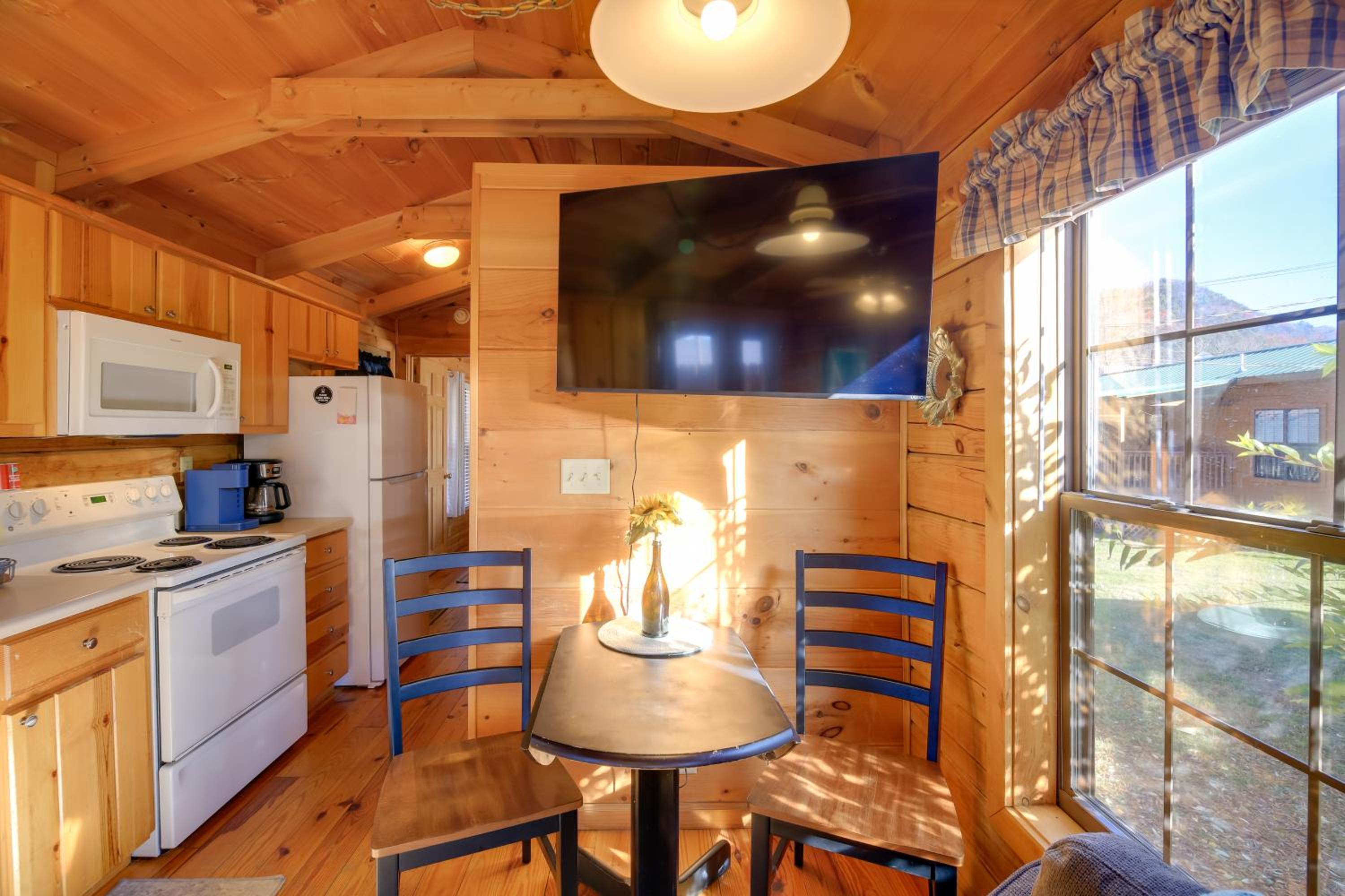 Pet-Friendly Damascus Cabin with Deck and Mtn Views!