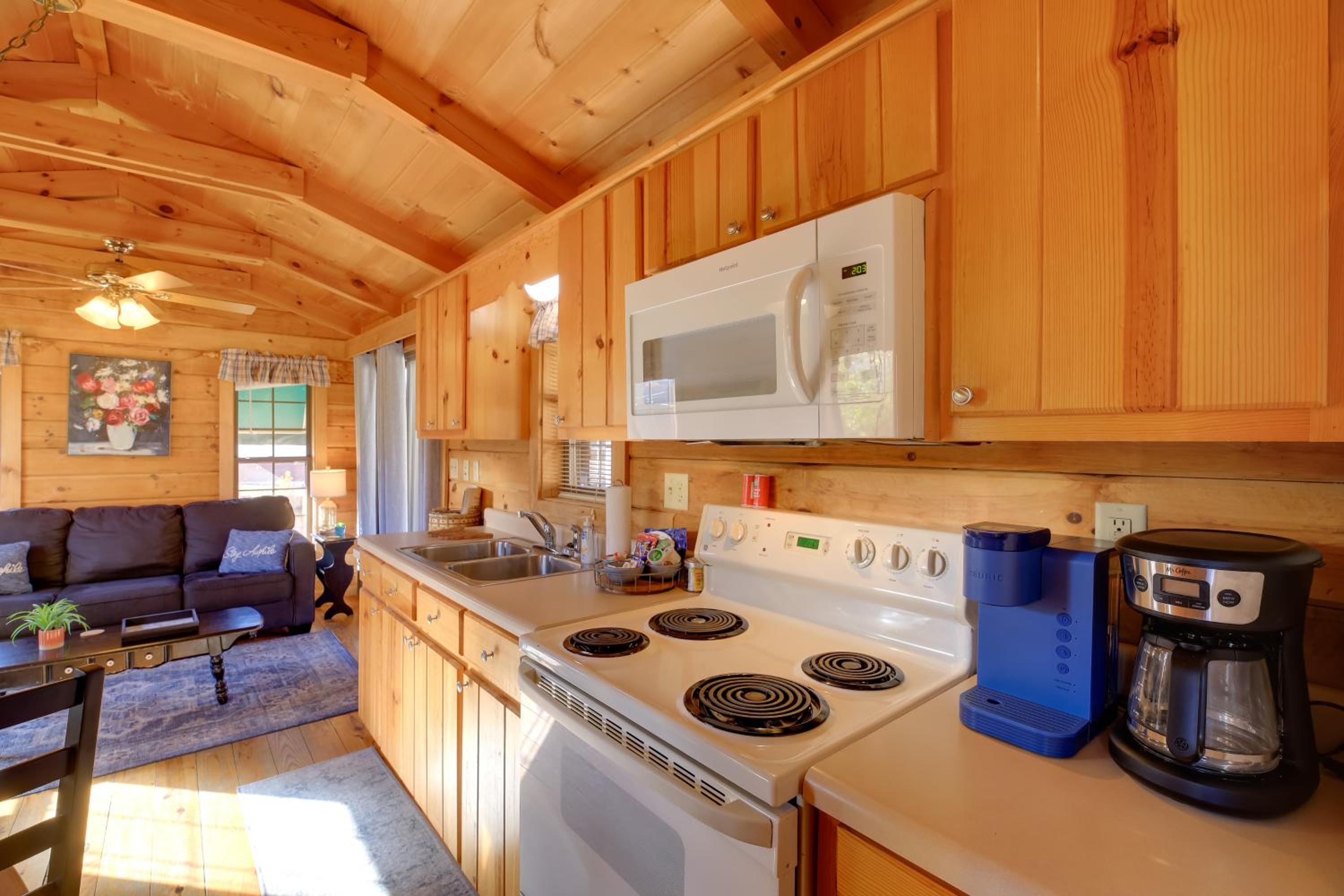 Pet-Friendly Damascus Cabin with Deck and Mtn Views!