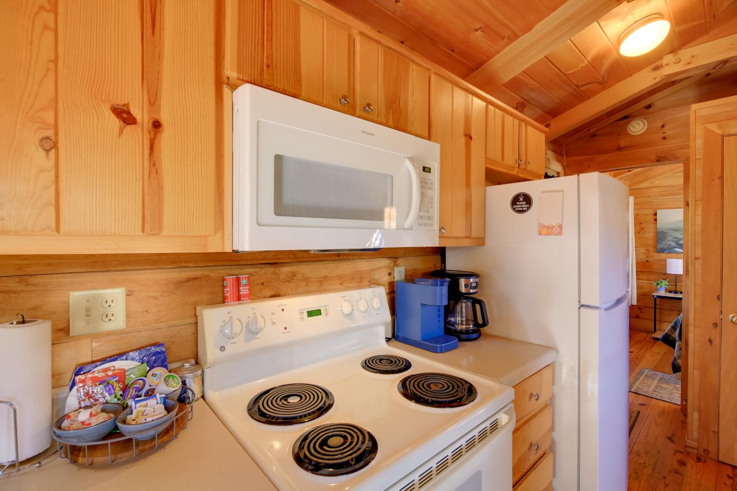 Pet-Friendly Damascus Cabin with Deck and Mtn Views!