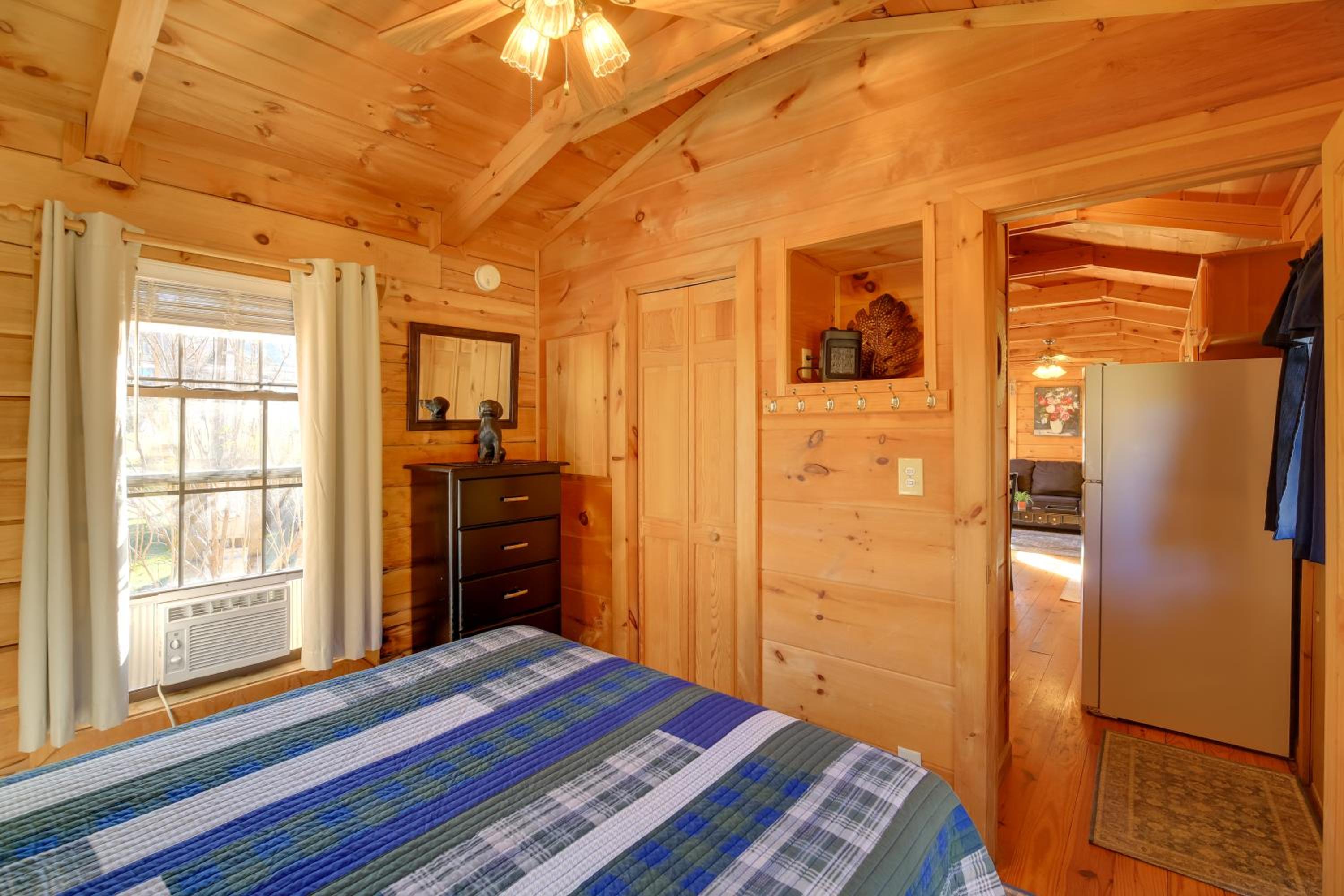 Pet-Friendly Damascus Cabin with Deck and Mtn Views!