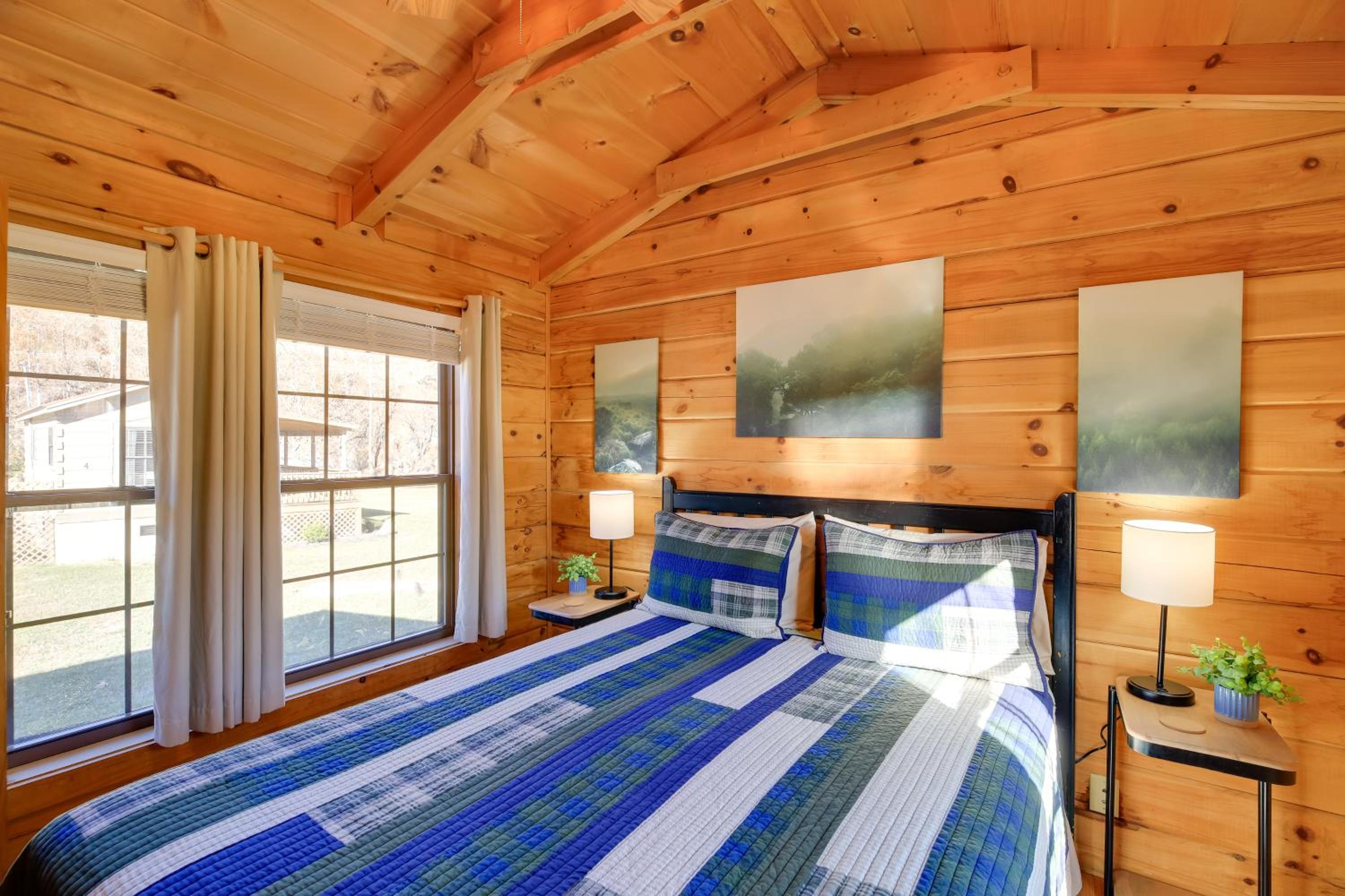 Pet-Friendly Damascus Cabin with Deck and Mtn Views!