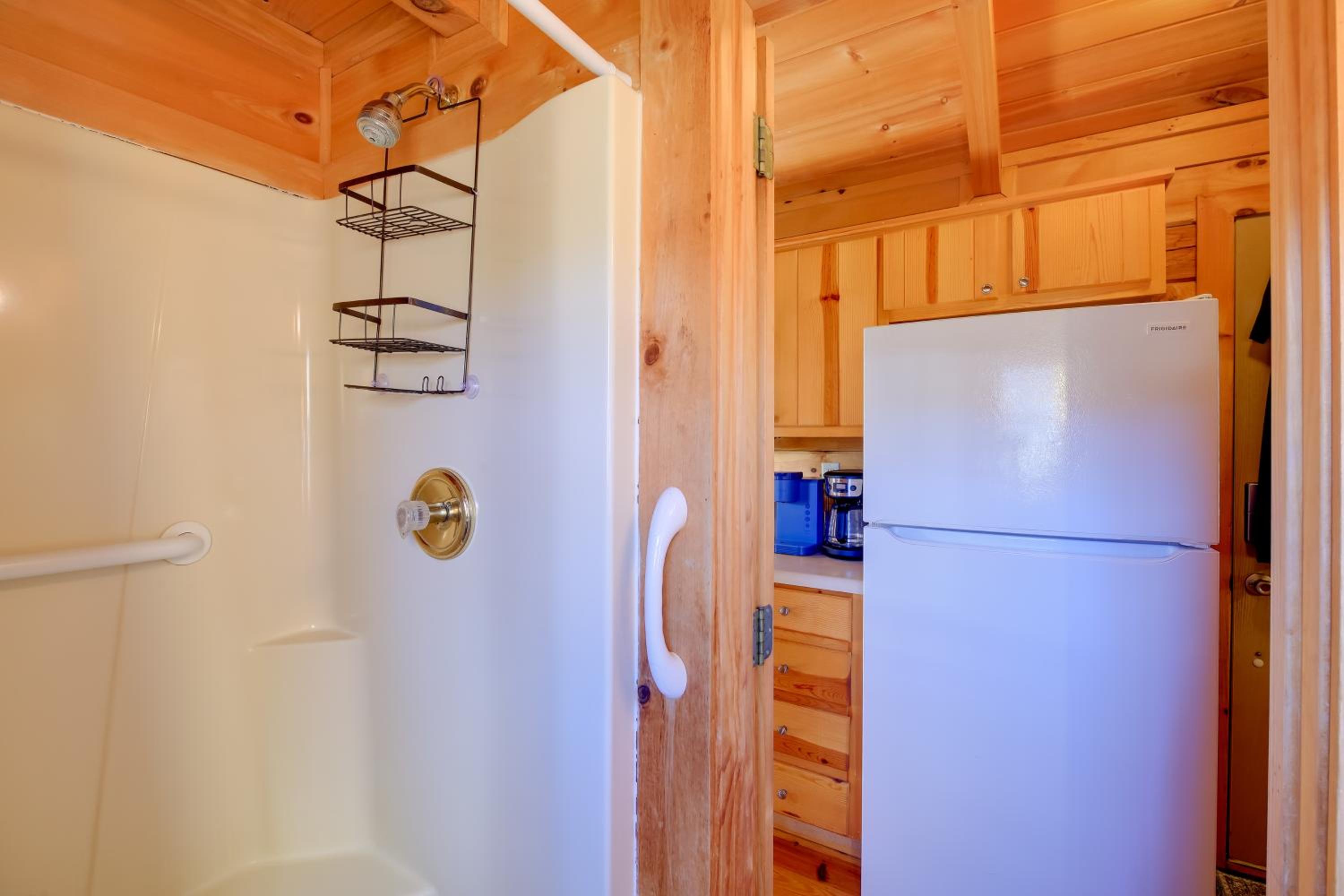 Pet-Friendly Damascus Cabin with Deck and Mtn Views!