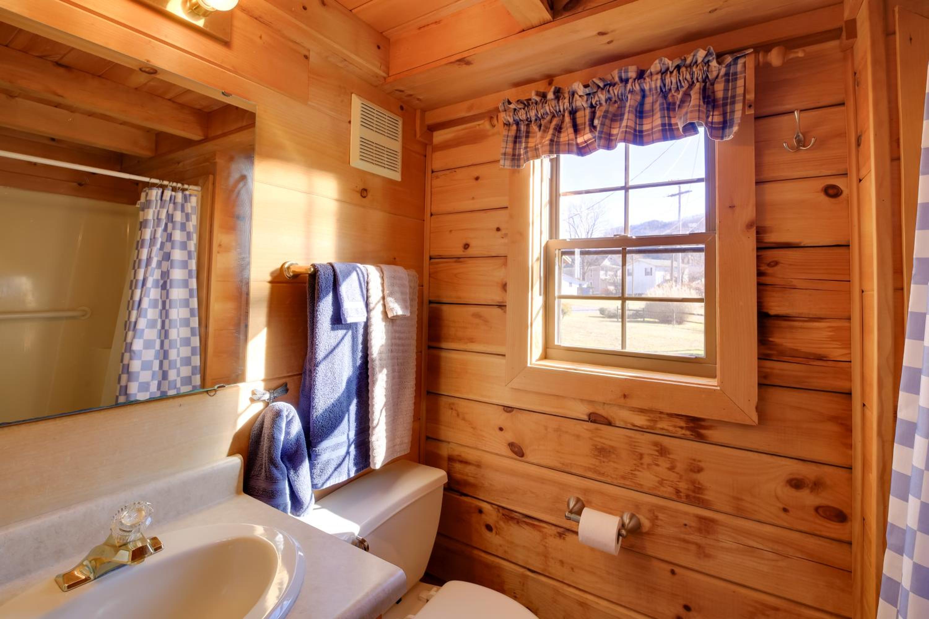 Pet-Friendly Damascus Cabin with Deck and Mtn Views!