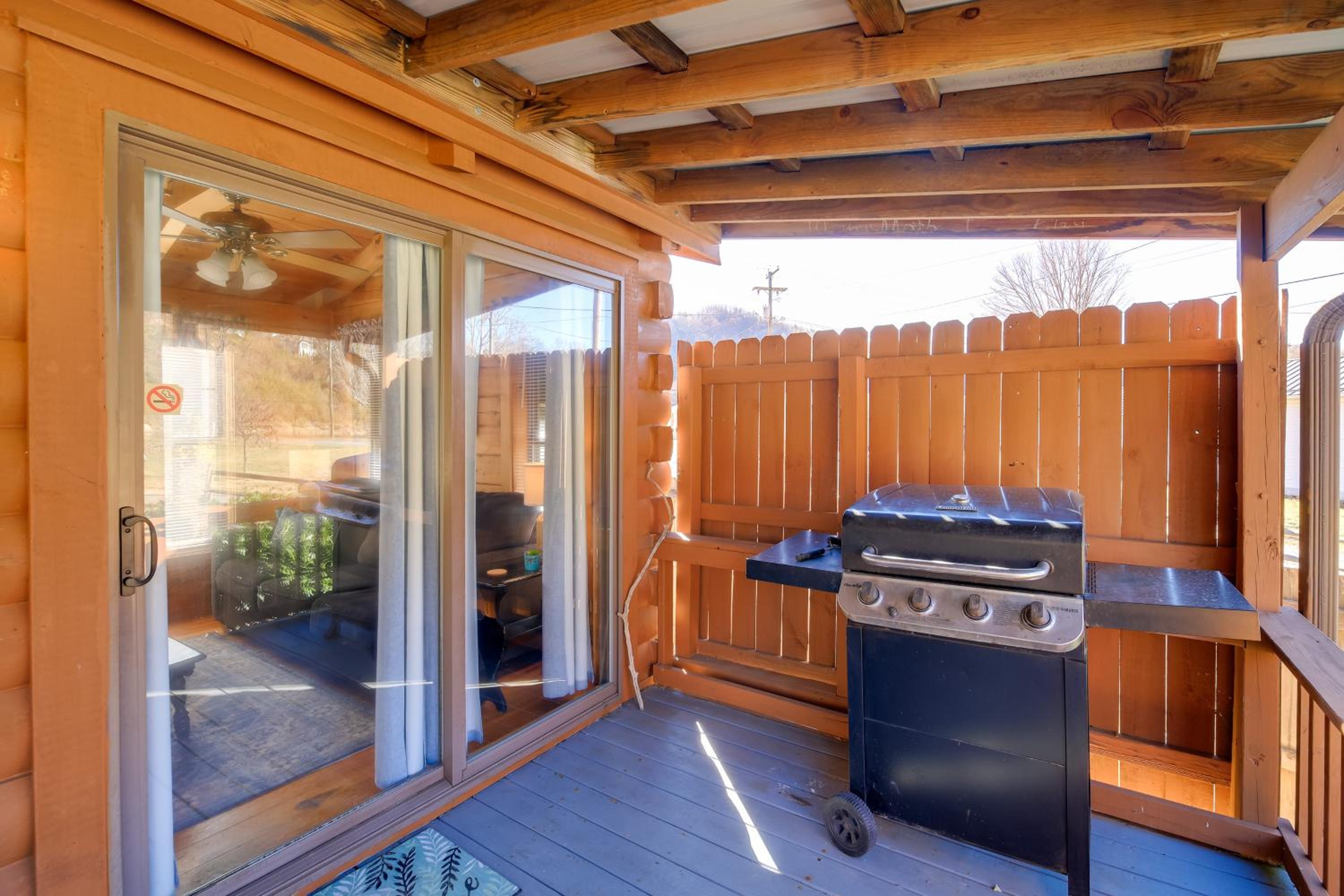Pet-Friendly Damascus Cabin with Deck and Mtn Views!
