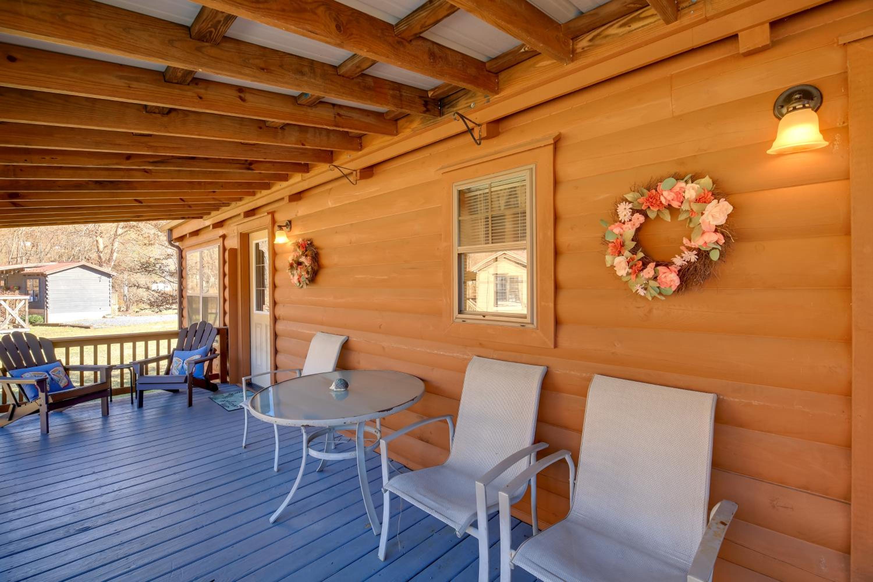 Pet-Friendly Damascus Cabin with Deck and Mtn Views!