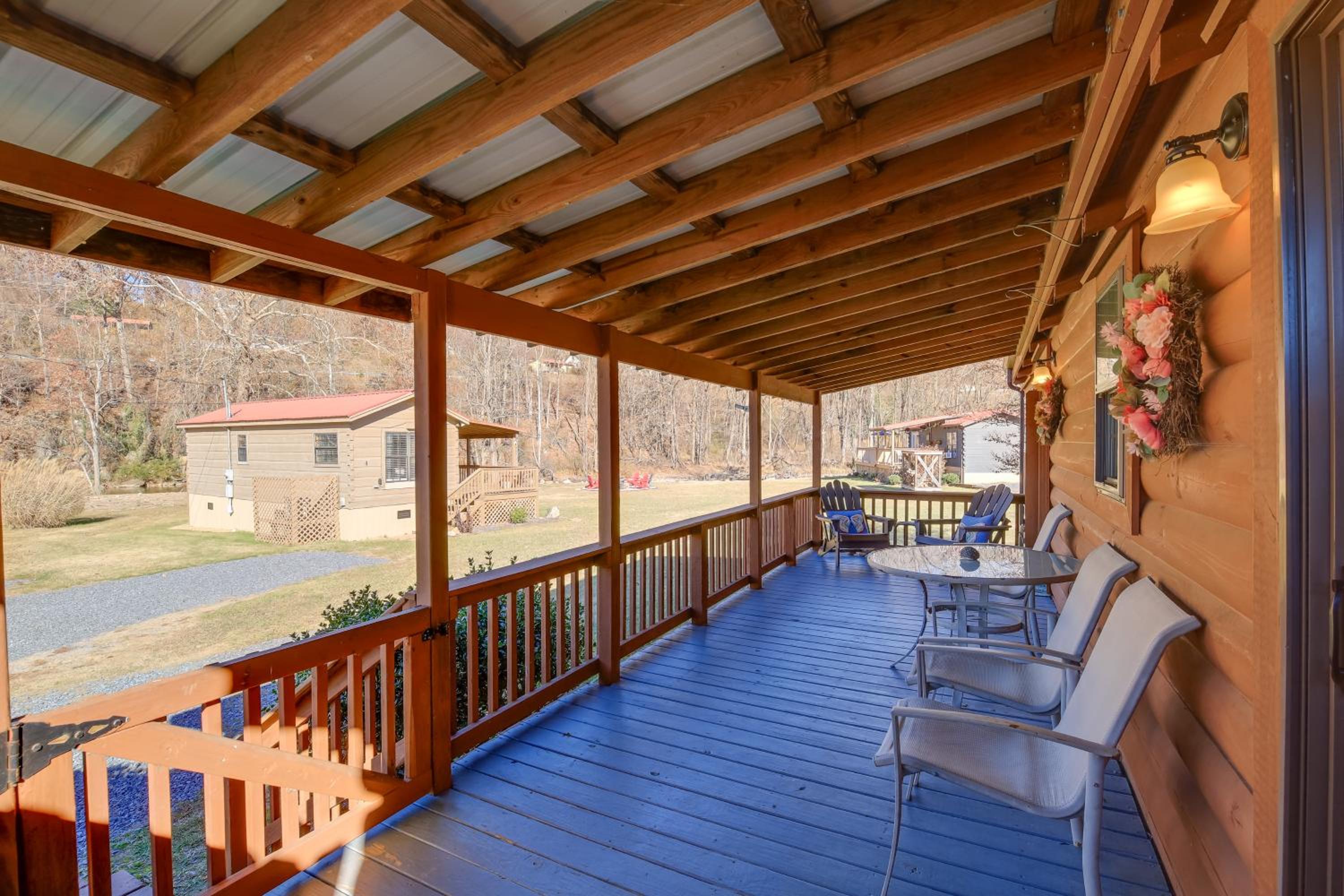 Pet-Friendly Damascus Cabin with Deck and Mtn Views!