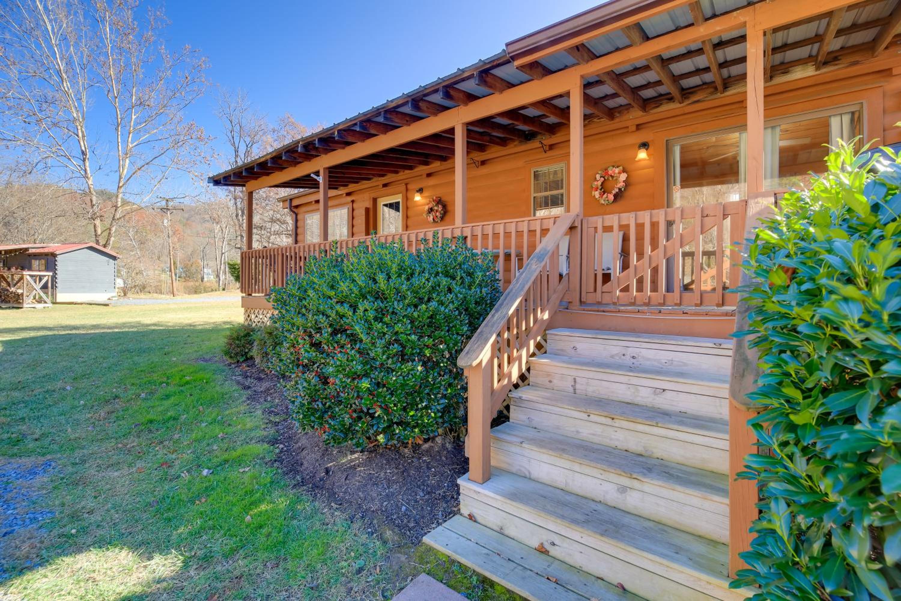 Pet-Friendly Damascus Cabin with Deck and Mtn Views!