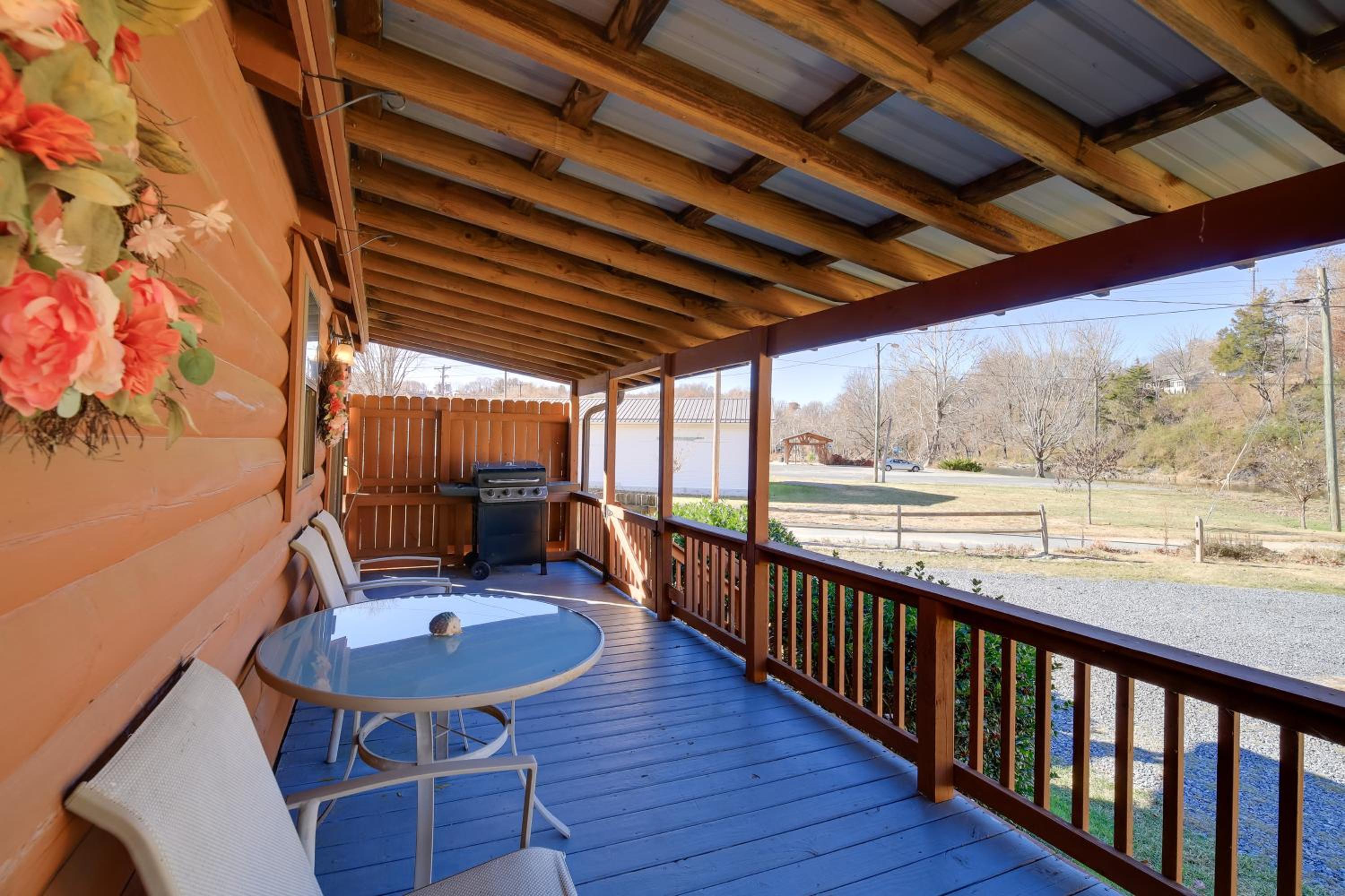 Pet-Friendly Damascus Cabin with Deck and Mtn Views!