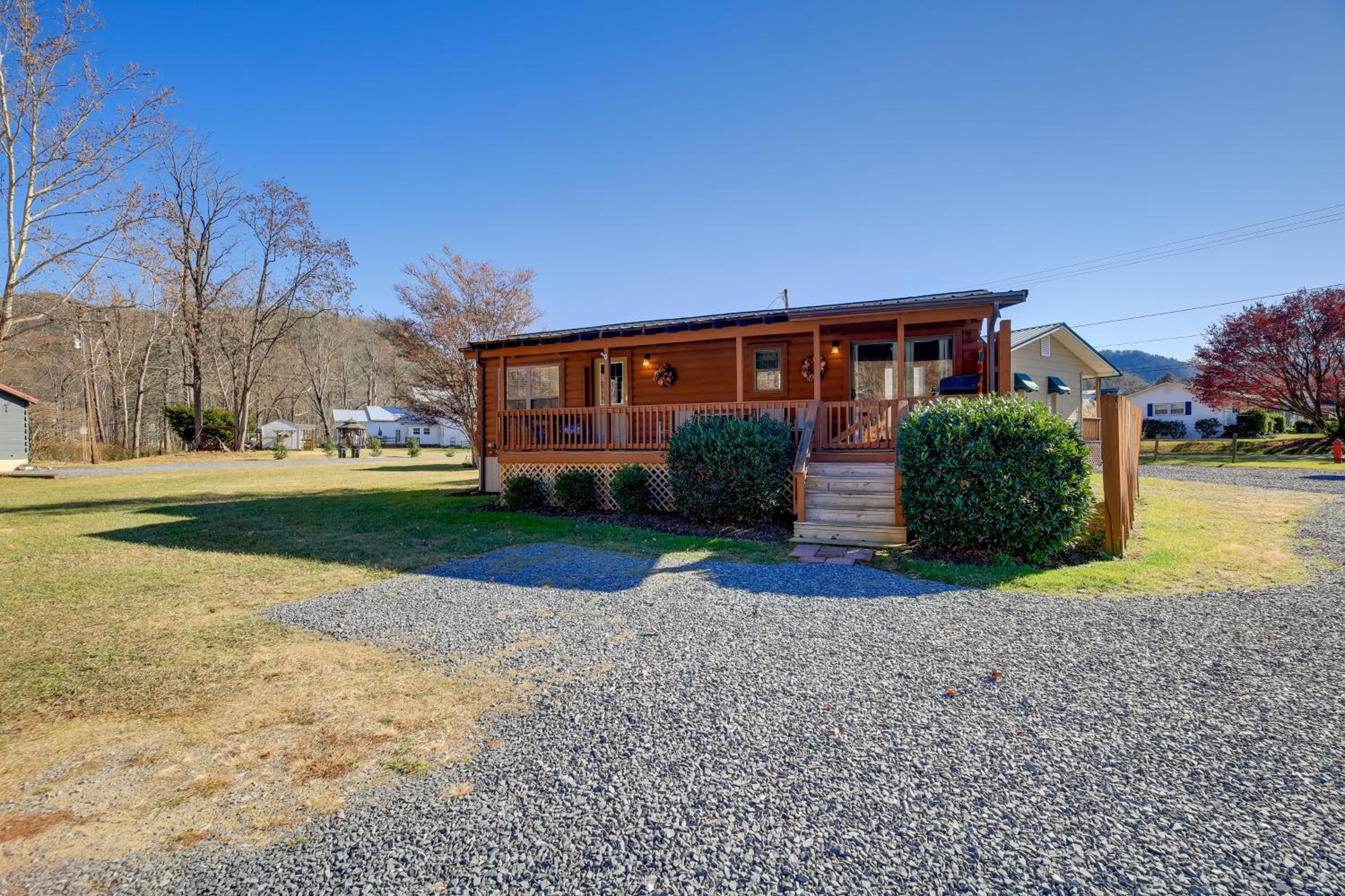 Pet-Friendly Damascus Cabin with Deck and Mtn Views!