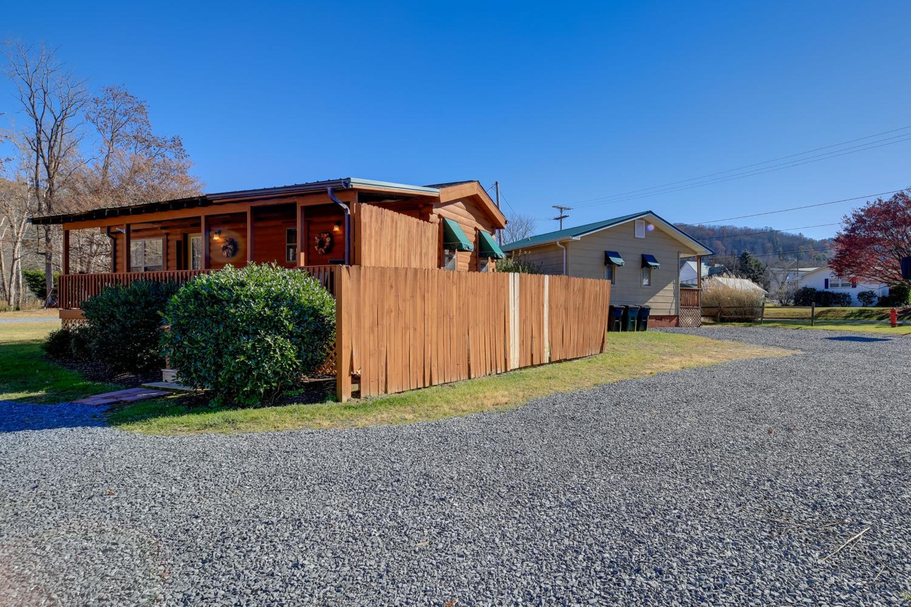 Pet-Friendly Damascus Cabin with Deck and Mtn Views!