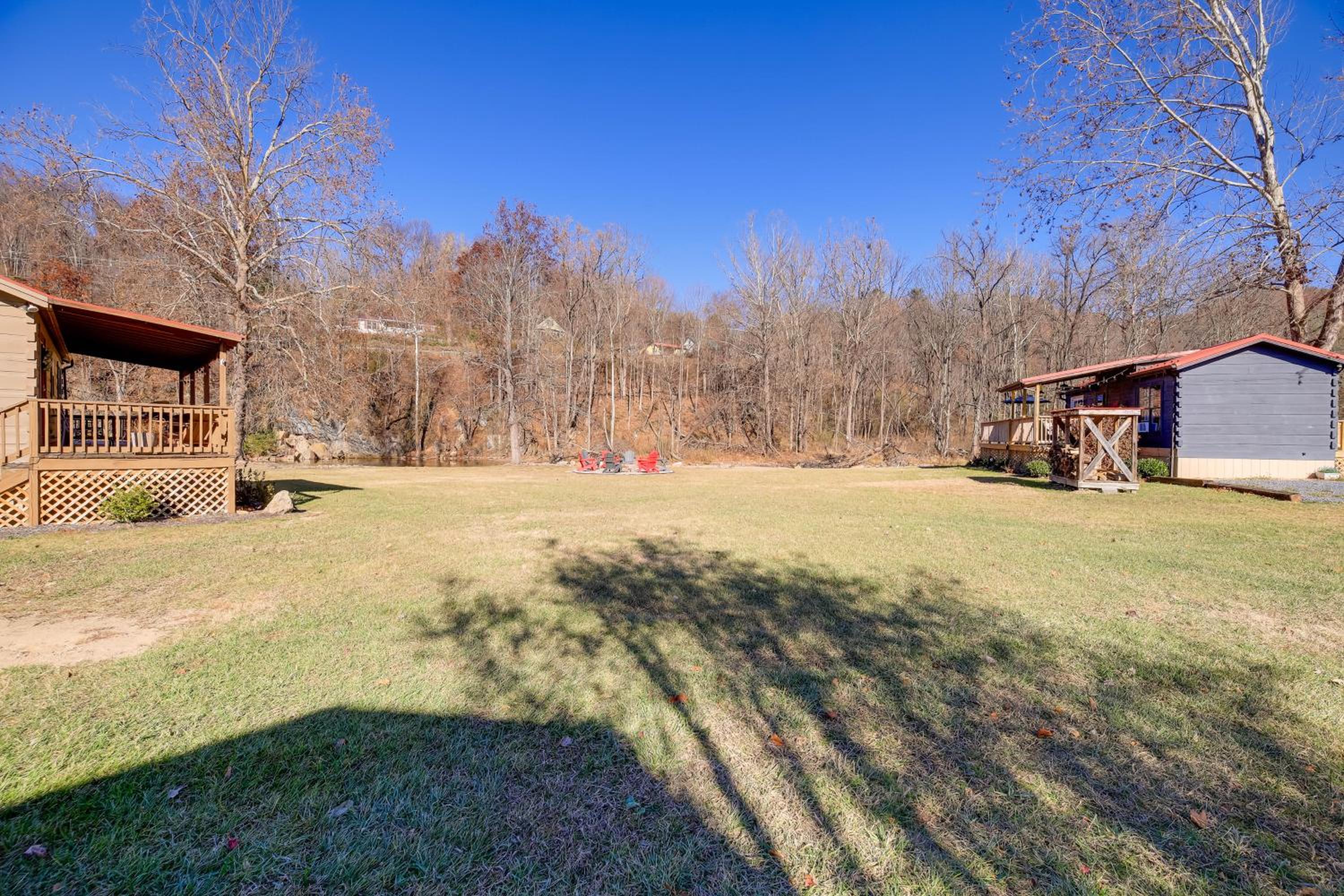 Pet-Friendly Damascus Cabin with Deck and Mtn Views!